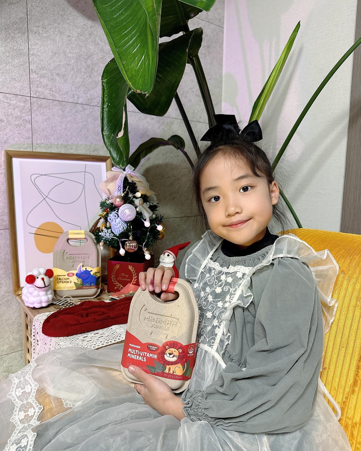 #제품제공 

벌써 올해가  2주밖에 남지 않았는데
즐거운 연말 보내고 계신가요??🎄🧑‍🎄

굿즈맛집으로 유명한 미니막스에서
12월 한정판 굿즈를 선물 받았어요^^

아직 도연이는 산타할아버지를 믿고 있는데요
이번 12월 한정판 미니막스 굿즈는
우리 도연이의 동심을 지켜줄 
산타할아버지 선물을 받을 수 있는 예쁜 크리스마스 양말이에요🎁
패키지도 너무 깜찍하고 도톰한 니트 재질의 양말로
선물 넣어주면 정말 좋아할 거 같아요
동봉된 카드에 메세지와 함께 말이죠^^

굿즈는 미니막스 전제품 
5만원 이상 구매 고객에게 증정한다고 해요

이번에 도연이가 먹어본

미니막스 정글 멀티비타민미네랄 딸기맛🍓

성장기에 필요한 종합영양을 담은 제품으로
구미형 젤리를 좋아하는 도연이는 더 달라고 조르는 게 문제라죠

미니막스 정글 칼슘비타민D 사과맛🍏

포도맛 칼슘젤리로 사랑받았던 제품인데 
사과맛이 새롭게 출시되었어요
칼슘과 비타민은 열심히 챙겨줬는데 사과맛도 너모 맛있어요

미니막스 재활용 펄프로 만든 케이스가 너무 좋잖아요
아이들 만들기 재료로도 활용하기 좋구
도연이는 편지 같은 거 보관용으로 쓰고 싶다고 하네요^^

개별포장으로 위생적이고 휴대가 간편한
미니막스정글 1일 2 구미 꾸준히 챙겨 주려고요~

* 판매원- 동아제약㈜ㅣ제조원 - ㈜서흥
* 본 제품은 건강기능식품입니다.

#미니막스 #미니막스정글 #미니막스굿즈 #멀티비타민미네랄 #칼슘비타민D #아이전문건강기능식품 #비타민젤리 #어린이건강기능식품 #어린이비타민 #키즈비타민 #어린이칼슘 #크리스마스이벤트 #크리스마스굿즈 #미니막스체험단