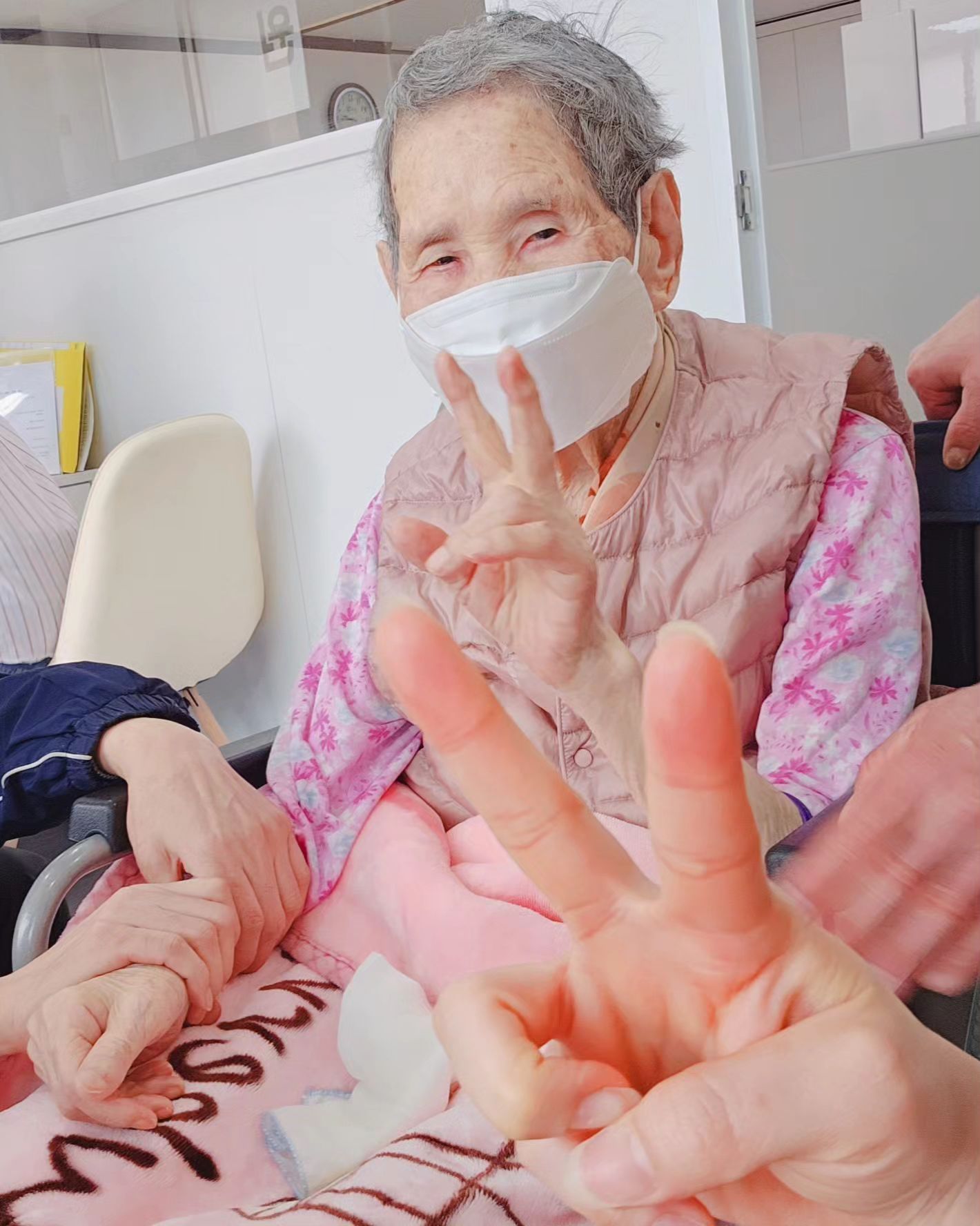 _
ㅤㅤ

한달전 그날이 마지막일줄 알았으면
더오래 손잡고있을걸..
한번이라도 더 안아볼걸..

이번주에 할머니 만나는날인데
딱 3일만 더 버텨주지..
한번만 더 보고가지..

언젠간 이라고 생각했던 날이
아직은 아닐거라 생각하고 또 생각하고 지냈는데..

나는 아직 마음의 준비가 안됐는데..

할머니 이제 아프지말고 편히 쉬세요❤️
할아버지 만나서 그동안 못다한 얘기도하고 
우리얘기도 많이해줘🫶

할머니가 내할머니여서 너무 행복했어❤️
다음생에는 내가 할머니의 할머니해서
할머니한테 받은사랑 열배로 사랑해줄거야

할머니 정말 많이 사랑해❤️
그동안 감사했어요..

ㅤㅤ
#편히쉬세요