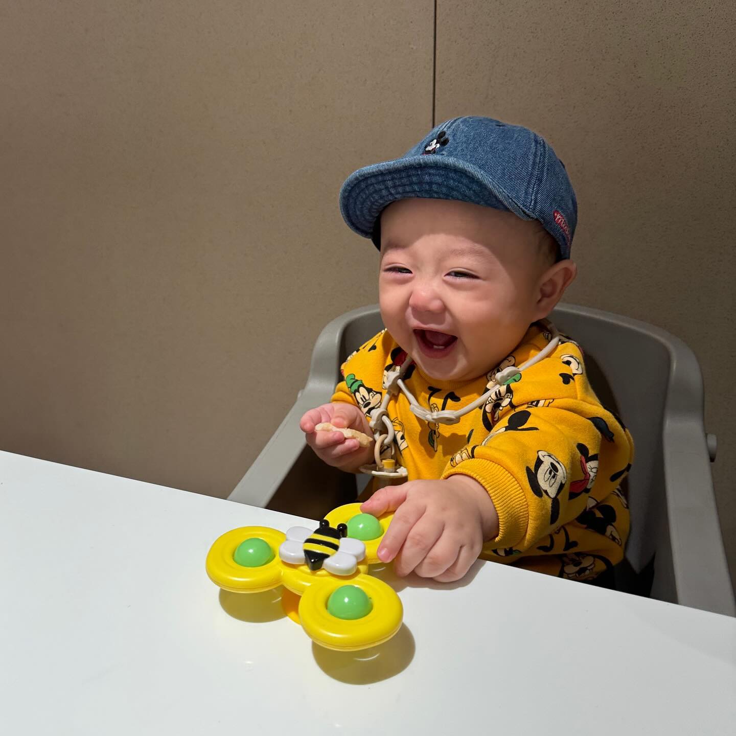 엄빠 늦잠자서 문센 땡땡이치고
밥 먹으러 쫄랑쫄라앙~~~~💛💛
매일매일 미모에 물 오르네 내시킹
요즘 웃는거 너무 사랑스러워 쥭겠땨✨ 
.
.
.
#내사랑#내보물#내천사#미소천사#7개월아기#아들#아들바보#아들스타그램#주말#일상#daily#아들육아#육아일상#럽스타그램