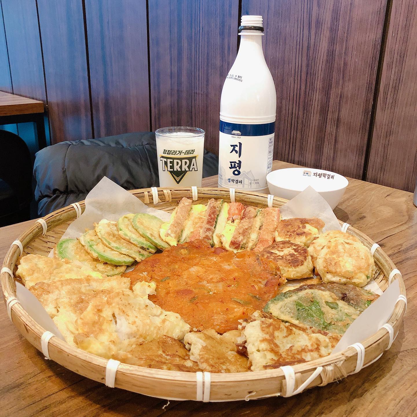 #협찬#포차전 🧇🍶

전이맛있는 우리동네#면목역전집 ✨
모듬전에 시즌메뉴 굴전 같이먹어줘야죠☺️
시그니처 고추튀김도 너무너무 맛있음🥹

따끈하고 겉바속촉 모듬전 진심 최고👍
지평막걸리랑 같이먹으면 완벽조합💖
가격도 착하고 맛있는 전 먹으러 오세요🎉🎉

#면목역맛집#면목술집#면목맛집#포차#중랑구맛집#서일대맛집#고추튀김#포차