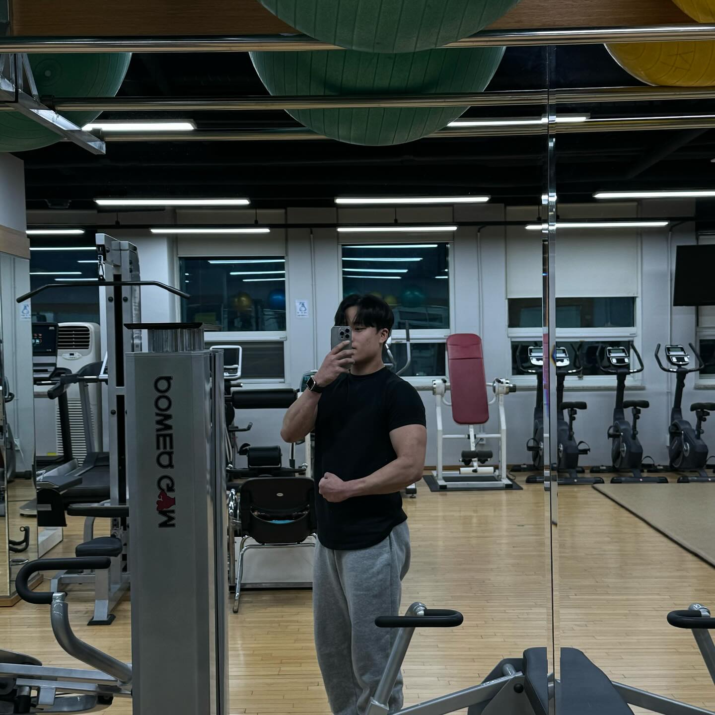 오늘 운동 👇🏻

1차 팔 (이삼두) 어깨 (측.후면) 35분

2차 등 45분 

요즘 주3일 밖에 운동을 못가서 하루 두번씩 운동 하고있습니다 
내일 헬스장 새로 알아 봐야하는데 어디로 갈지 고민이네요😋

고민만 해도 행복✨

오늘도 고생하셨어요💥