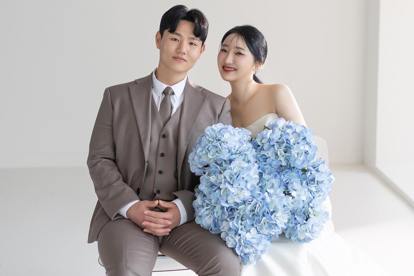 💍 𝑾𝒆𝒅𝒅𝒊𝒏𝒈 𝑫 - 7🕊️
🤵🏻대환 ❤️ 👰🏻‍♀️ 현지 #10년연애끝 

🧸 09월 03일 일요일 오후 1:20
🎀 대구 퀸벨호텔 9층 퀸즈가든홀

10번째 함께 맞이하는 여름과 가을사이🍂 
천방지축 말괄량이 박현지가 드디어 결혼을 해요,,🖤
결혼을 준비하는 동안 주변분들께서 너무 많이 도와주시고 
진심어린 축하와 마음 전해주셔서 
정말 감사하고 행복했던 1년이 었습니다🤍

청첩장을 받을때는 늘 기쁜마음이었지만
막상 전하기에는 오랫만에 닿는 연락이
결혼소식이라 부담이 되지 않을까 하는 
마음에 조심스러워 미쳐 연락드리지 못한 분들이 많습니다.

너그러이 이해해주시고 연락을 주신다면 
감사하고 행복한 마음으로 소식을 전하겠습니다🫶🏻

귀한 걸음으로 축하해주시는 모든분들과 
멀리서 보내주시는 따뜻한 축하의 말과 마음들 잊지않고 
보답하며 행복하게 잘 살겠습니다ෆ

✔️프로필 하단의 링크 클릭하시면,
 더 많은 사진을 구경하실 수 있어요 🙃