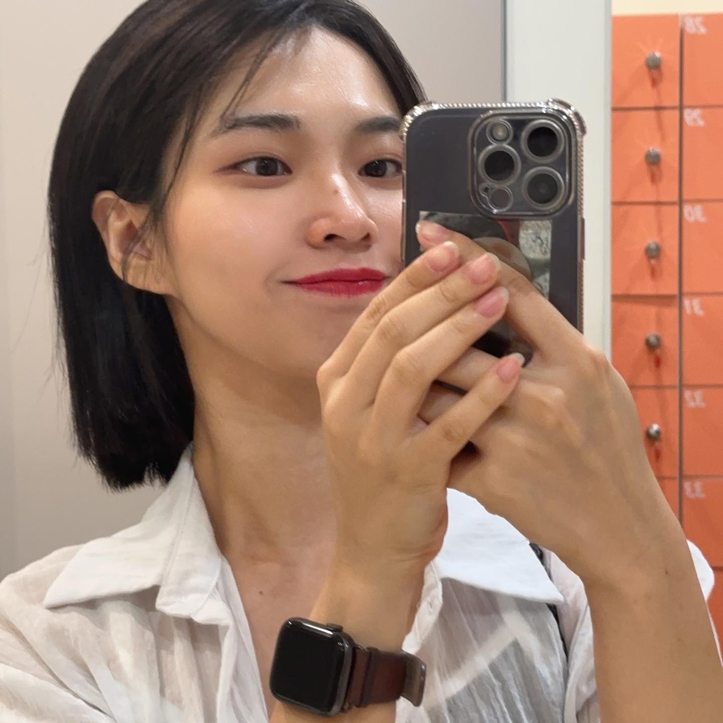 히히_오늘의 운동🙈

✔️어깨 pt 50분
✔️숄더프레스 머신 25kg 까지 감✌️

여전히 저는 재미난 운동 라이프를 보내구 있습니다

지난 주 행벅했던 여름 휴가 이후 첫 피티🖐️
사진 속에 근육이 있었다구 자랑했더니 이렇게 말하시더라구요...🤫

“그건 부모님께 감사해. 너가 운동을 열심히 해서가 아니야”

“태어난 순간 근육을 가지고 태어나는 사람은 없어요!”

“아니야 난 태어날 때부터 복근 있었어”

선생님과의 대화를 포기합니다.

.
.
.

하지만 굴하지 않고 한 번 더 대화를 시도합니다.

“사진에 근육이 살아있어서 다시 운동욕구가 샘솟았습니다🔥🔥🔥”

“진짜 운동을 하는 사람은 그렇게 티내지 않아”

(절레절레) 선생님 혹시 T세요...?

.
.

마지막으로 대화 시도.... 마지막이야

“어깨가 너무 뜨거워요! 이러다 터질 것 같아요!”

“너 어깨가 터지면 난 진작 터졌어”

.
.

대화를 종료합니다.

그렇게 오늘은 어깨를 완벽히 뿌시고 뿌시고
도저히 할 수 없는 터질 것 같은 근육에
소리를 지르며 운동을 마무리 하였습니다😱

그리고 나오는 길에 헬스장에서 받아 온 맥주🍻

난 분명 운동했는데 손에 맥주가 있으니
먼가 모순적인데.... (동공지진)

.
.

사진은 아직도 대문자 I인 저의 
변하지 않는 탈의실 혼자 1초만에 찰칵 샷입니다😇

운동 시작 전에는 사람들이 계속 있어서
끝나고 타이밍을 놓치지 않고 “찰칵”

그리고 빛의 속도로 도망쳤다구 합니다

구럼! 오늘의 운동일기 복귀는 여기까지☺️
