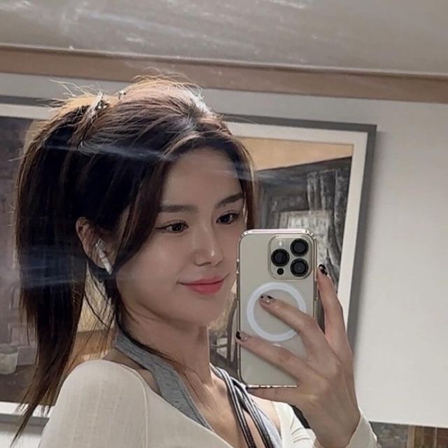 퀸쏘야 | 블로그 마케팅 홍보 on Instagram: "#협찬 #메종246 브랜드 이니셜 양각 자수로 은은한 포인트를 준 심플한 디자인이 매력인 #mumucross bag_💛 ☑️ 어디에나 잘 어울리는 콤팩트한 사이즈