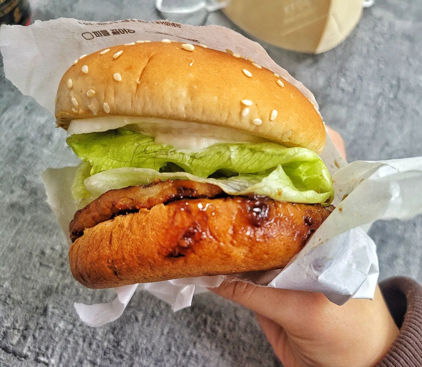맘스터치 불고기버거 🍔 
저는 얇은버거를 좋아해서 시켜 먹은건데 
맛있었어요 배고프면 맛없는게 없지

momstouch.love