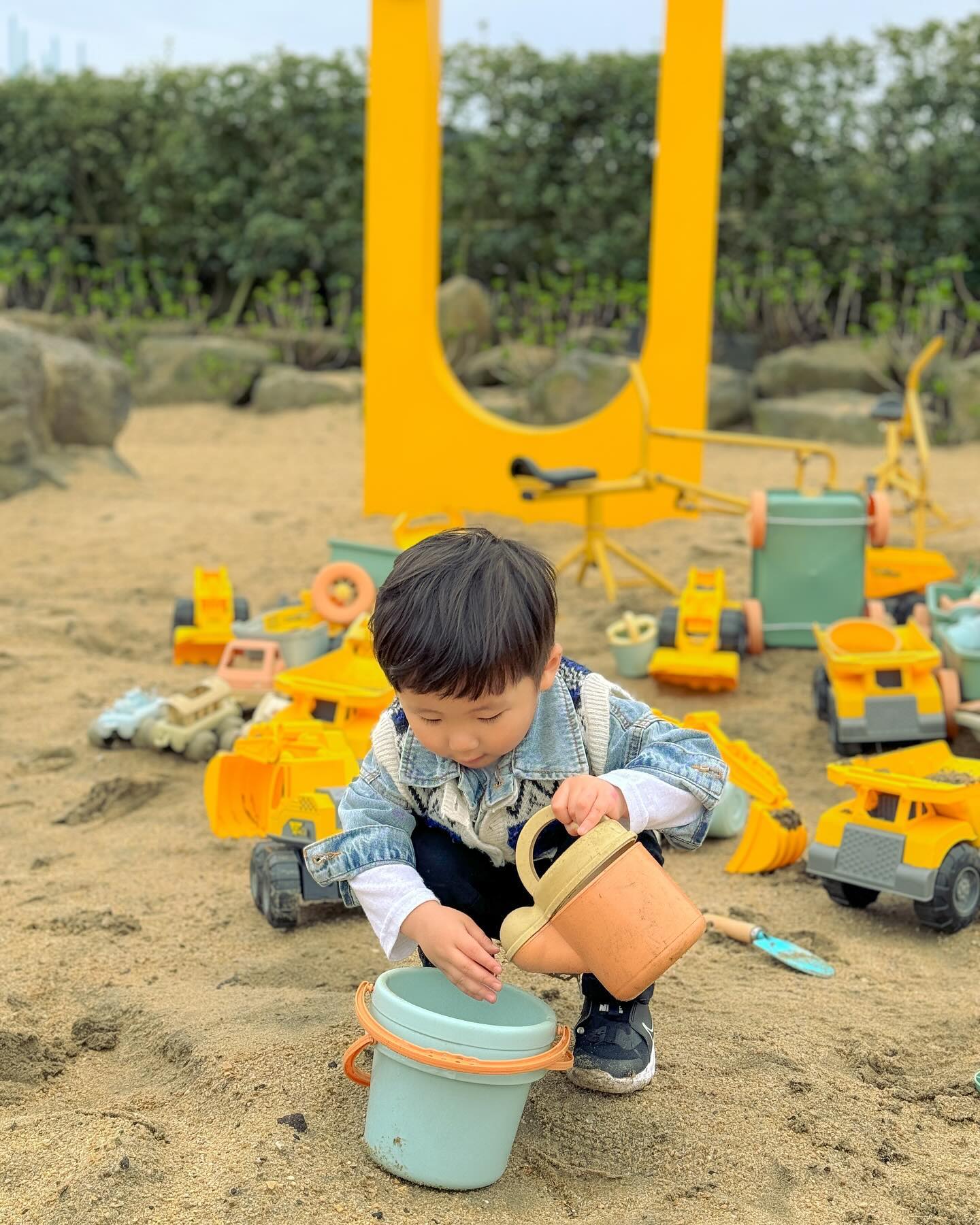 #협찬 

이안이가 오매불망 기다리던 모래놀이터 가는 날!
자기 전에 “달님 비 안오게 해주세요 모래놀이 하고 싶어요”
매일같이 빌었는데 드디어 소원성취!👍🏻 했오요

제주 숲속 키즈카페 이런 규모 “아이올레인포레스트” 뿐이 없을 거 같아요! 넓고 넓은 잔디밭 다양한 수목들 인위적이지 않은 나무로 만든 놀이기구들! 맘 단단히 먹어야 해줄수있는 모래놀이도 여기선 맘껏 하라고 얘기할 수 있어요! (모래놀이 장난감 모두 구비되어 있음) 여기 캠핑장도 운영하고 있어서 야외 좌석에서도 캠핑 느낌 낼 수 있어 어른들도 힐링 되는 곳이예요! 새소리 바람에 스치는 나뭇잎 소리 잔잔히 흘러 나오는 음악도 마음에 쏙 ♥️ 

날 따뜻해지면 자주 가서 놀게 해야겠어요! 
.
.
.
.

◾️아이올레인 포레스트
제주시 구좌읍 덕행로 359 

◾️매일 10시부터 7시까지 운영

◾️24개월 이상 13세 이하 1인 2만원 / 성인 5천원

.
.
.

#숲놀이터 #아이올레인포레스트 #제주키즈카페 #제주가족여행 #제주예스키즈존 #제주아이와갈만한곳 #제주아이랑