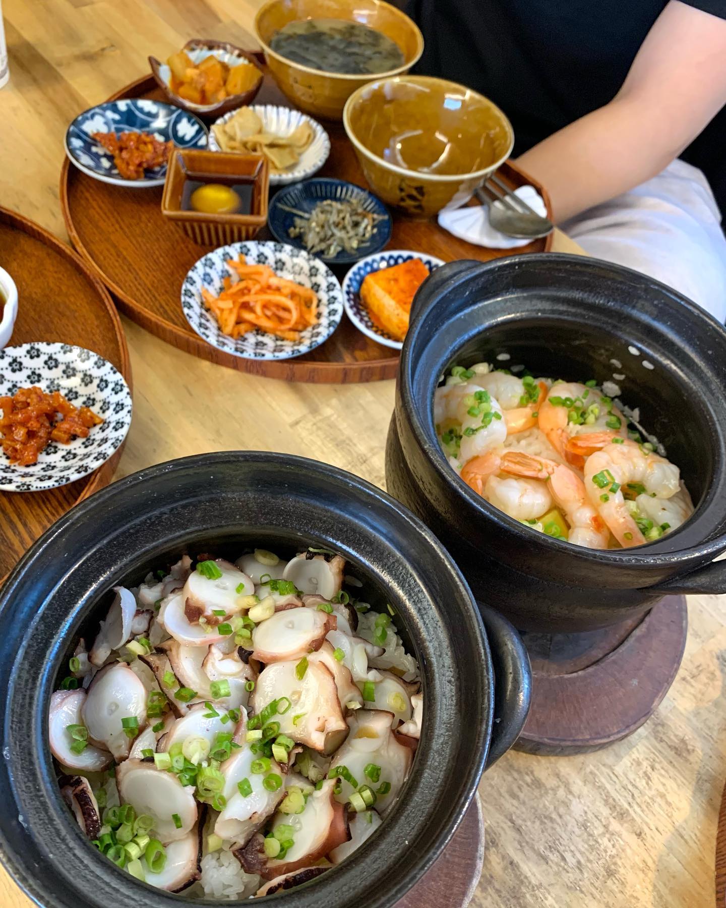 판포미인🍲🍚🍃
감성이 낭낭한 돌솥밥 맛집“
음식도 정갈하고 분위기가 편안하고 따똣🌞
기분좋은 점심식사를 할 수 있는 곳••☁️
.
.
#제주#판포포구#판포포구맛집#판포미인#먹스타그램