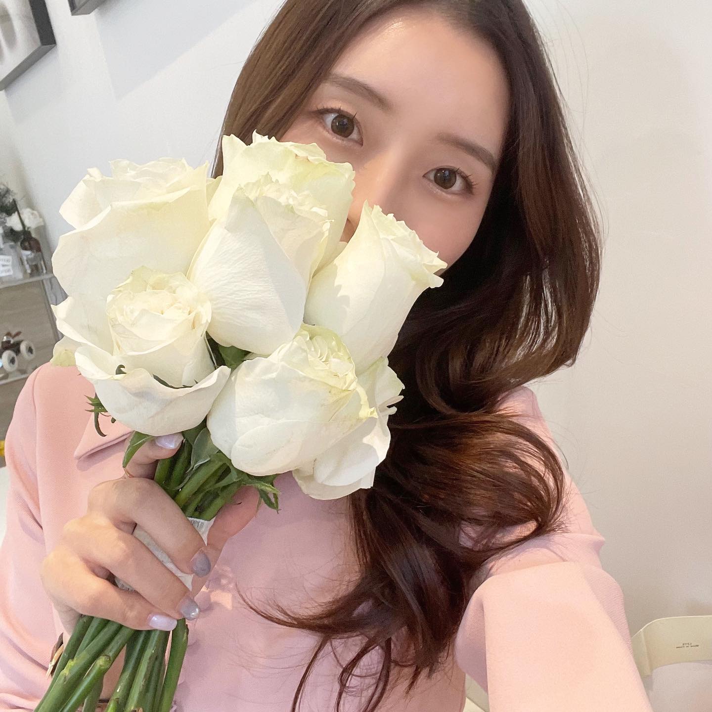 생애 첫 부케💐
시집갈 때까지 고정시켜 놔야겠다.
가까운 친구 중에 제일 먼저간 나송이 행복하게 잘 살아~ 부럽넹💓