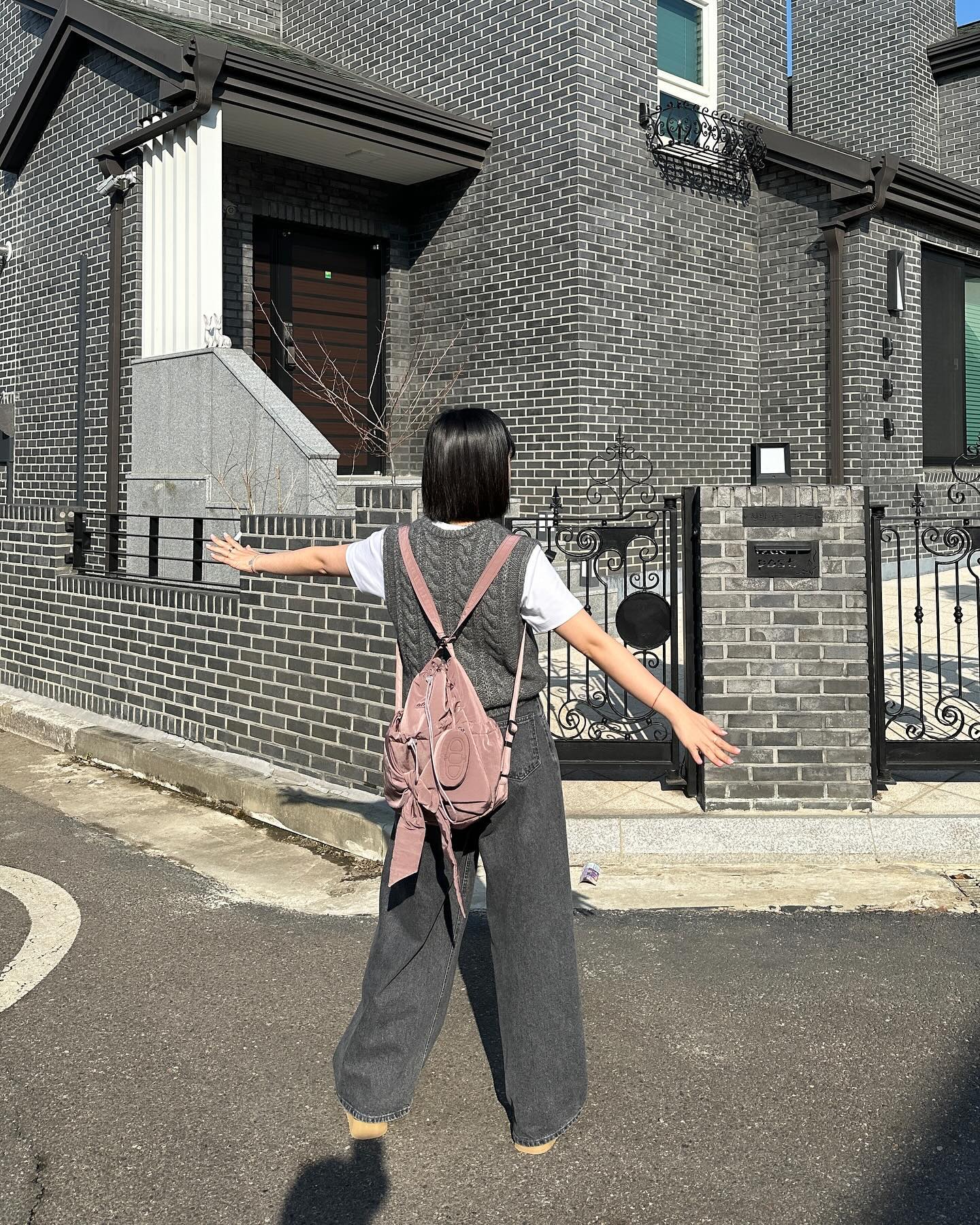 #광고 atheacc_official 🩶

athé vanessabruno Bag&Accessory
24 S/S RUBAN BAG Small size_

딥한 퍼플핑크 컬러가 매력적인 르봉백과 함께한 주말🐰🫧
마치 토끼같이 길게 늘어지는 리본 포인트가 러블리하고, 소프트한 패브릭에 퍼피한 터치감으로 착용하는 내내 기분이가 좋더라고요.

저는 S사이즈를 착용했는데 넉넉한 사이즈감이라 다양한 소지품을 수납하기에 충분했어요! 백팩과 숄더백 2WAY로 활용할 수 있어서 더 좋았고, 개인적으로 숄더로 맸을 때 앙증미를 더해주어 좋았어요. 헿🫰🏻

#아떼바네사브루노 #아떼바네사브루노르봉백 #아떼르봉백 #르봉백 #18차완판 #아떼패딩백 #리본백 #아떼바네사브루노완판가방 #백팩 #숄더백 #selfie #ootd #date #fashion #fashionstyle #fff #Kkk #일상 #데일리룩 #패션 #패션소통 #오오티디 #패션모델 #패션블로거 #패션인플루언서 #dailylook #봄코디 #24t