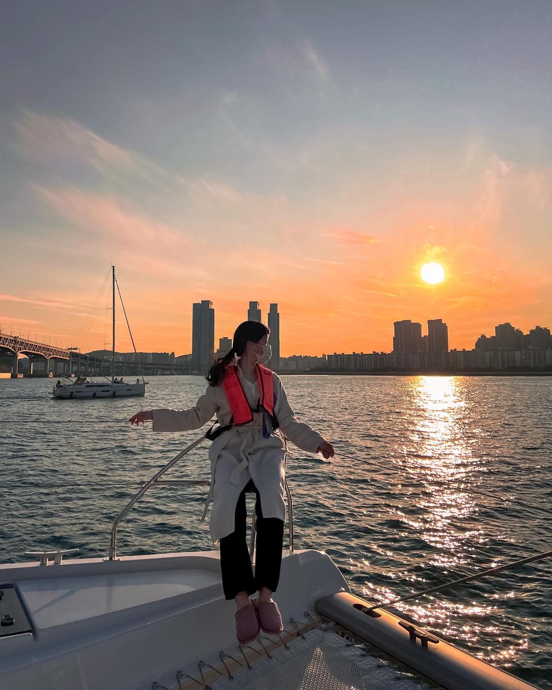 아현 on Instagram: “🛳 흰 천과 바람만 있다면 어디든 갈 수 있어☆”