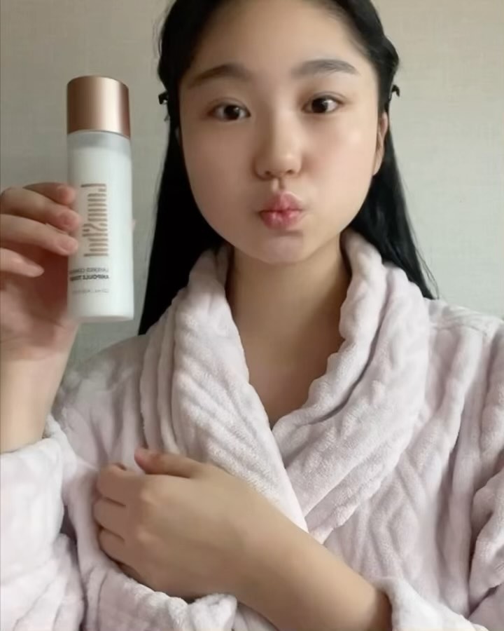 #협찬 #ad  loonshot_official 

제가 룬샷 앰플 토너와 밤 크림을 받아서 써봤는데요!
룬샷의 주요성분들이 모두 강력한 보습 진정에 효과적이고 EWG에서 그린등급을 받을만큼 자연친화적인 성분이여서 가족 모두, 남녀노소 다 사용하실 수 있는 제품입니다.🧚🏻
룬샷은 전체 2가지 제품을 3Step으로 케어를 하는데요! 영상처럼 앰플토너 - 밤 크림 - 앰플토너 순으로 발라주시면 더욱 더 큰 효과를 보실 수 있습니다🩷

#룬샷 #룬샷앰플토너 #룬샷밤크림 #보습크림