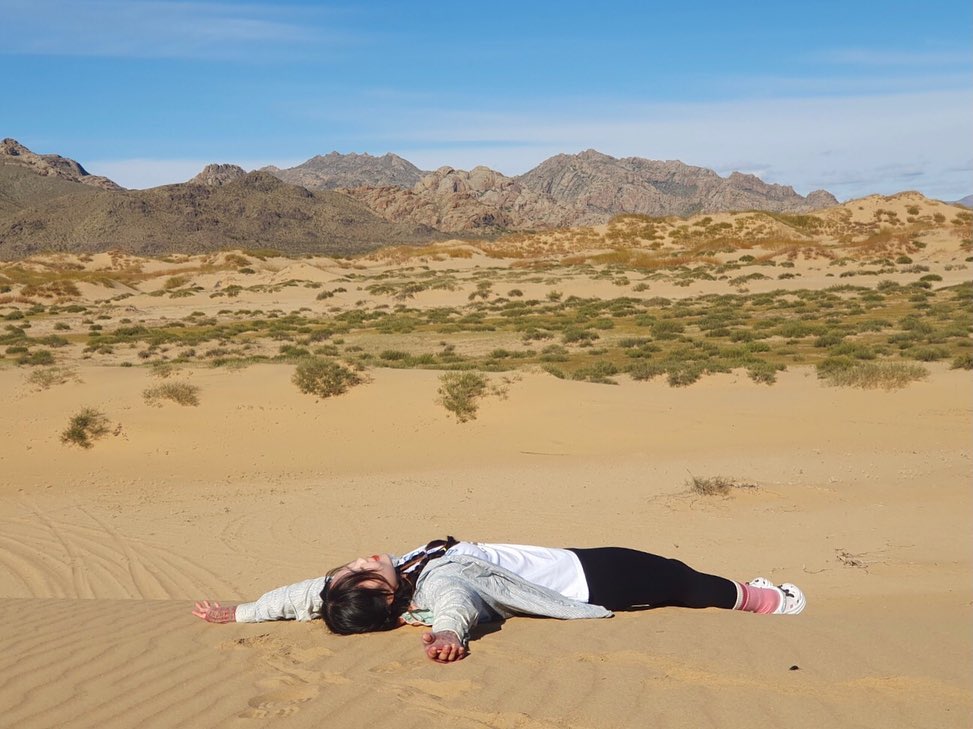 사막 정복 완료 😎🏜🌵🐫
.
정말 드문 확률로 사막에 모래바람이 안불어서 사막 한가운데에 드러누워 하늘을 보았다 •• ☁️🤍
.
.
#mongolia #🇲🇳 #elsentasarkhai