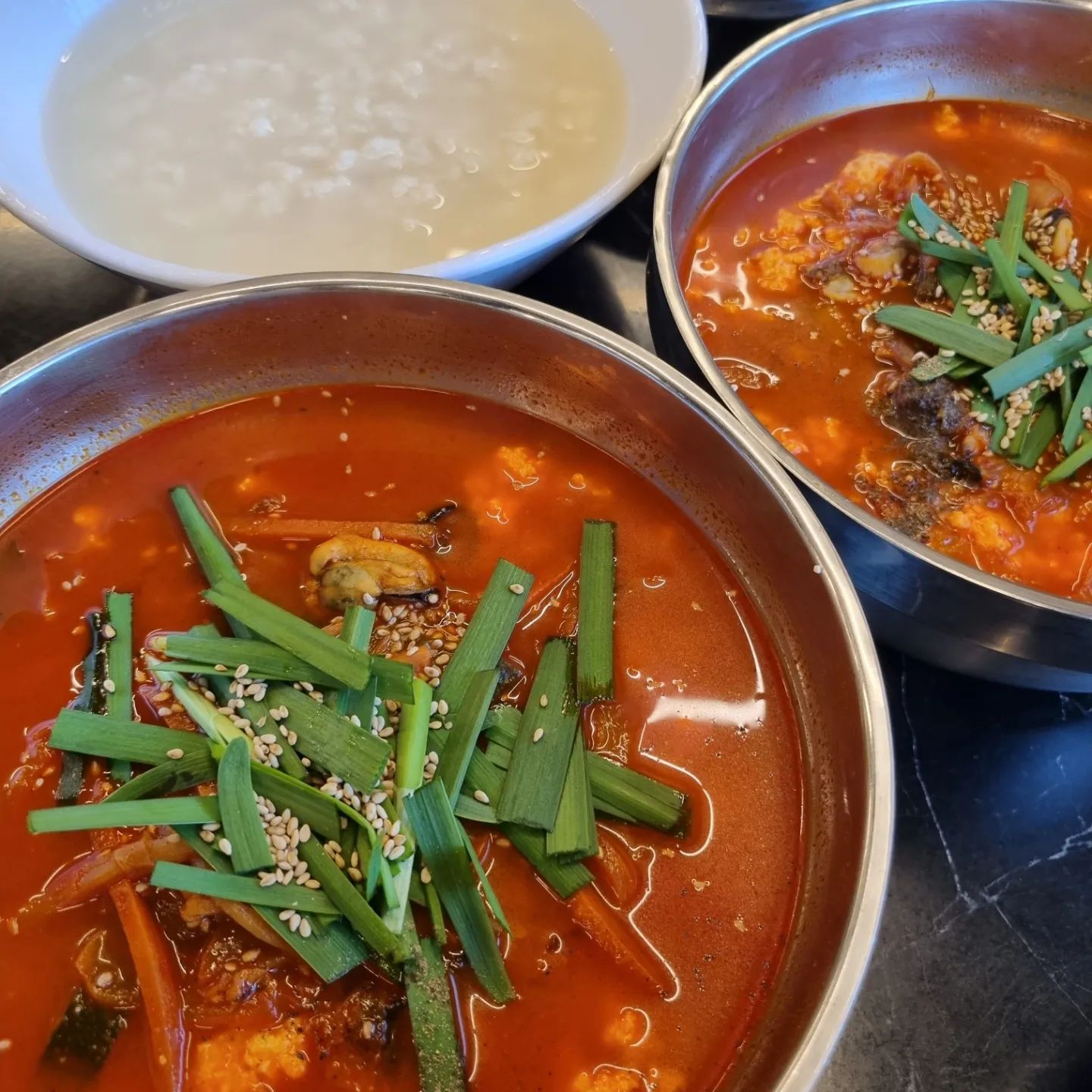강릉에서는 역시 짬뽕순두부☺

해장 제대로!!! 
몽글몽글 고소한 순두부는 아이들 메뉴로 제격

비가 와서 서운한 기분이 사르륵 풀리는 느낌❤

#강릉여행 #비오는강릉 #강릉맛집 #초당훈이순두부 #순두부짬뽕맛집
