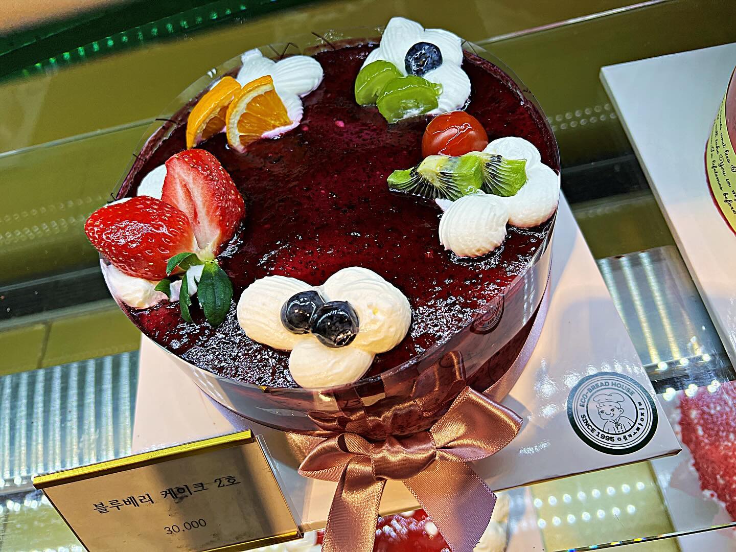 #협찬
#비래동빵집 #에코브레드하우스

27년된 #동네숨은맛집
명장이 만드는 제과, 제빵
왜 이제 알았나 싶을 정도로 만족도 최상!
비래동 가게 되면 또 들릴만한 빵집이에요

롱빼빼로, 부어스트, 호두롤, 부어스트핫바, 통밀건강빵, 녹차빵, 쌀크림빵 등등
평상시 브랜드빵집에서만 봤던 빵이 아닌
새로운 재미난 맛을 주는 빵들이 많아서
고르는데 참 힘들었어요 ㅋㅋ

귀여운 캐릭터 쿠키에 아이들 좋아하는 쿠키버핀, 큐벨, 생크림팥빵
하나하나 맛있어서 완전 만족!
다음에 또 가서 사오자~

27년 된 #오래된빵집 유플러스 #착한가게 선정

위치 : 비래프라자
영업시간 : 화~일 06:30~21:00(월요일 휴무)

#비래프라자 #대덕구빵집 #대전빵집 #빵지순례 #대전빵지순례
#착한가게 #빵집추천 #파운드케이크 #레몬파운드케이크 #쌀크림빵