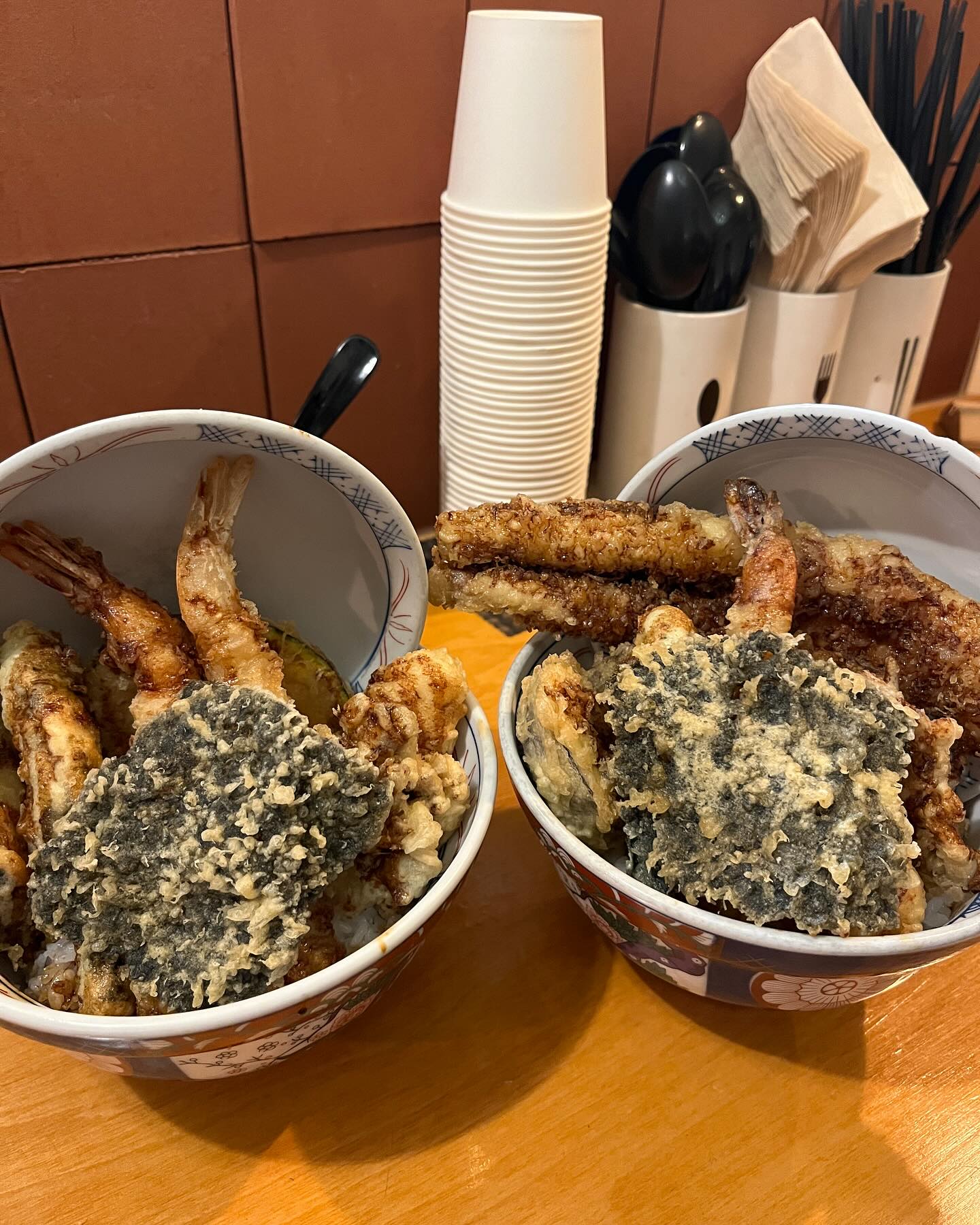 #협찬 #고쿠텐본점 gokuten_official 
정자동 맛집 고쿠텐본점에 다녀왔어요.
고쿠텐 맛집인거 이미 다들 알고계시죠???
수요미식회, 생생정보통 등 tv프로그램에서도
소개된 찐맛집‼️‼️
고쿠텐 정자점은 고쿠텐 본사에서 직접 운영하는
직영매장인거 알고계셨나요⁉️⁉️
어쩐지 맛도 직원분들 친절함도 남다른거
같은 느낌의 고쿠텐정자점🤭
하루에 2번 새로운기름으로 교체하신대요!!!
역시 텐동 절대 강자 고쿠텐
1자 테이블식이라 혼밥하기도 좋고
양이 진짜 많은데 밥반공기 추가는 또 무료라뇨🤦‍♀️
이러니 안갈수가 없지요
정자동에서 혼밥할곳이나 분위기 좋고
맛도좋고 양도많은 맛집 찾고계시면
고쿠텐 본점 추천합니다🙌🏻

🏠
경기 성남시 분당구 정자로 13 월드비터 103호
🕰️
월화수목금 11 : 15 - 20 : 30 
토일 11 : 30 - 20 : 30
브레이크타임 14 : 30 - 17 : 30
📞
070 8677 2297
#리뷰진 #정자동맛집 #정자역맛집 #고쿠텐 #정자역혼밥 #정자역데이트 #정자역밥집 #고쿠텐동 #장어텐동 #정자동혼밥 #정자동데이트 #정자동튀김덮밥 #튀김덮밥맛집 #정자동맥주맛집