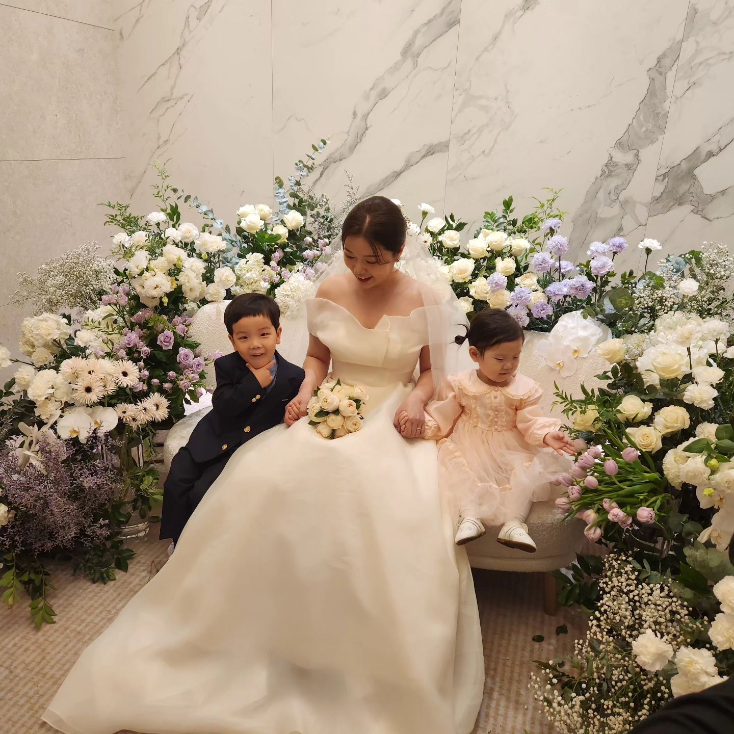 이모야결혼식2
너무 일찍 일어나서 컨디션이 안좋았지만
인기만점이었던 우리 뽀뽀남매
그리고 나에게도 너무 소중하고 행복한날..♥
#육아 #육아소통 #결혼식
