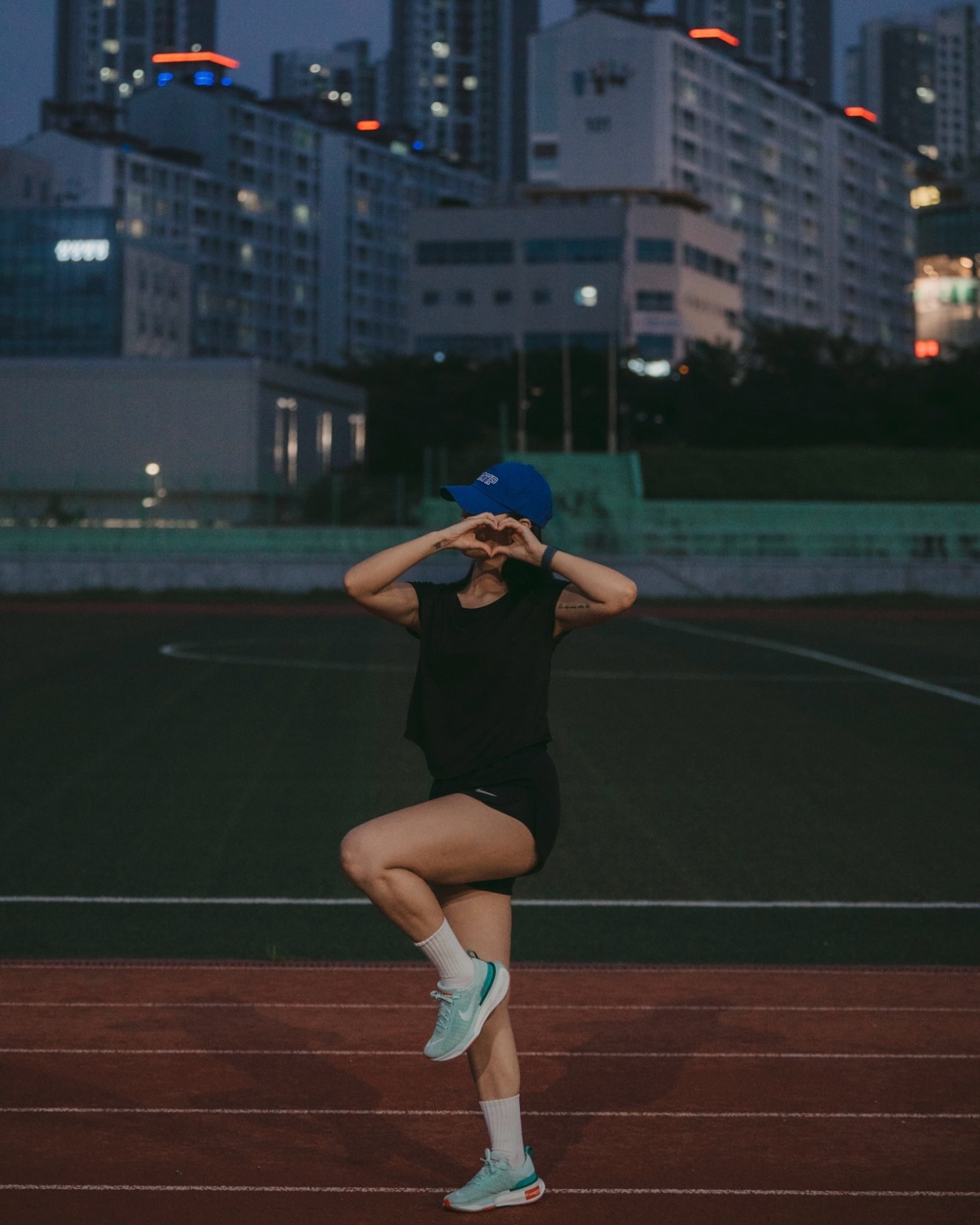 #20240713 #챌린지
엔알이들의 챌린지 승부욕 미쳤구나 싶네
9일간 러닝 크루 내에서 펼쳐지는 여름 챌린지가 있는데
거리가 길고 고도가 높을 수록 당연히 고득점이지만
거기다 우중런이 더해지면 포인트가 꽤나 높은 편
나도 모르게 빨래를 널다가 비오는거보고 양말 신고 뛰쳐나가기

이래서 챌미새가 되면 안된다는데,,
산 9km, 로드 13km
거의 2-3일 동안 할 만큼을 다뗘버리기
오늘도 우중런에 환장한 엔알이들 새벽에 잠도 안자고 뛰신다🥲

그래도 덕분에 러닝에 잠시 미쳐볼 기회가 있는 듯!
피로골절 안오게 잘 케어하면서 뛰어여겠음🥲🥲

역시 수빈 자까님 사진 짱이네요 맘에 드러요!
다리 근육이 저래 좋은데 왜 오르막에서 멈추냔 말이다🔥🔥🔥

#트레일런 #러닝 #러너 #running #runner #트레일러닝 #trailrunning #ㅇㅇㅇ #운동기록 #운동계정 #운동복추천 #눈바디 #운동루틴 #식단 #바디체크 #운동복코디 #workout #gym #운동하는여자 #운동스타그램 #런스타그램 #우중런 #오운완 #어운완 #리커버리