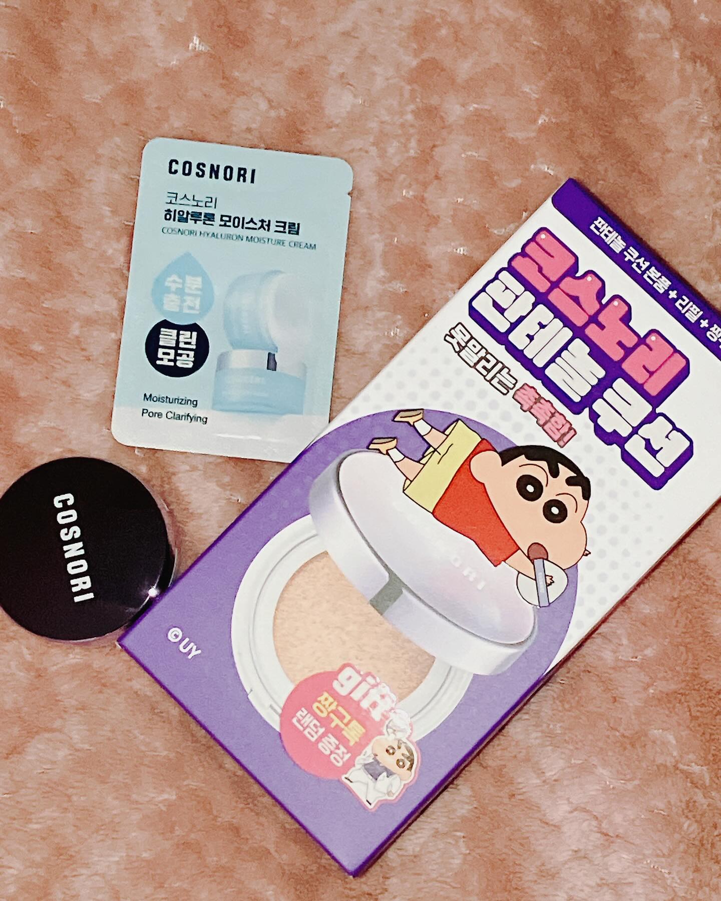 *본 리뷰는 #에이블리리뷰어 로 #제품제공 받아 쓰는 후기 입니다:) 

평소 너무 허옇게 뜨는 쿠션들을 좋아하지 않고, 얇지만 촉촉하고 그냥 내 얼굴이 한톤 업 되는 쿠션를 선호하는 편임

1. 이름대로 #판테놀 이 들어가있고, #베르가못오일 , #라벤더오일 , #캐모마일꽃오일 등 피부에도 좋은 성분이 하나가득 들어있는데, 그래서 그런지 피부에 올렸을 때 편안한느낌이었음
매우 예민한 피부임에도 불구하고, #자극없이 바를 수 있었음

2. 평소 21호를 사용하고 조금 밝은 피부색이지만, 한국기준 쿠션들의 색이 너무 하얗다보니 2호를 선택했는데 매우 잘한 것 같은 생각이 들었음!! 

3. 믿음의 제조사 #한국콜마 !!! 만으로도 믿고 사용 할  수 있겠다 했는데, 역시나 였음!! 

4. #양조절은 #필수 !! 속뚜껑 반대쪽에 양조절 하는 부분이 있었으면 어떨까... 싶은 생각이 들었음... 그래도 퍼프가 얄쌍한 달걀형이어서, 코 옆이나 눈가에도 써주기 좋았음
그래도 밀림이나 때처럼 나오는건 없고 커버도 어느정도 되서 의외로 괜찮쟈나!!

5. 리필도 있고, 너무 귀여운 짱구 그립톡까지 있어서 그런지 만족스러웠음

6. 하.지.만 글로우한 쿠션이라 픽싱이 되어도 묻어남은 있어서 픽서보다 파우더로 한번 잡아주는게 확실히 더 예쁘게 표현되는 느낌

이제는 쿠션으로도 피부관리가 되다니!! 심지어 spf 50 pa++++ 이라서 더 괜찮다는 느낌!! 

심지어 클렌징도 깨끗하게 한방에 잘 지워져서 더 피부에 부담이 없는 느낌🫶🏻

#글로우쿠션 #윤광쿠션 선호 한다면 완전 추천가능👍

[에이블리뷰어가 상품을 무상 제공받아 꼼꼼하게 작성한 리뷰입니다.]