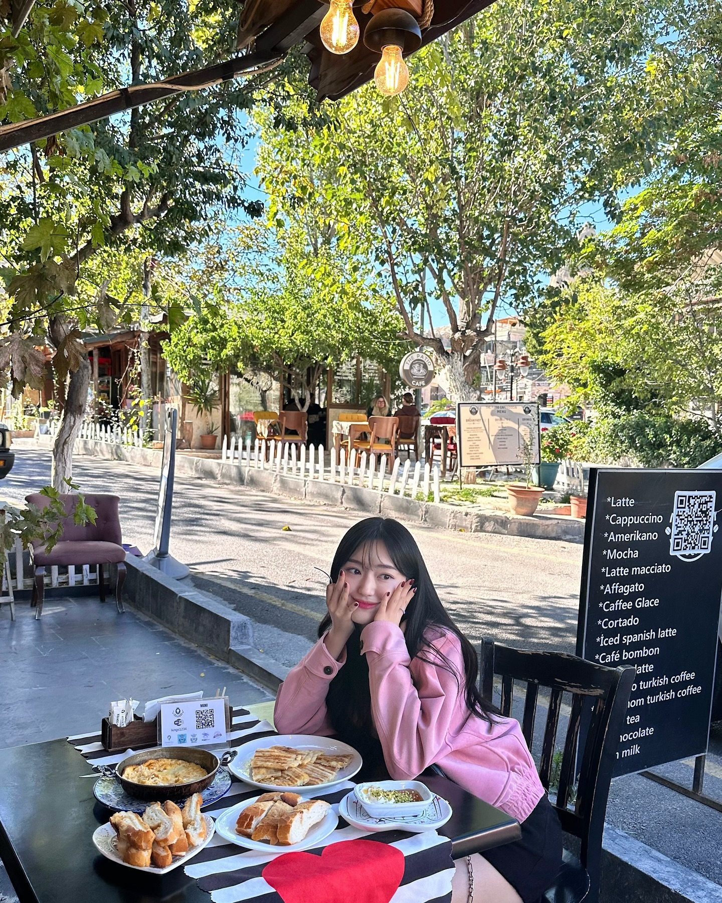 카파도키아 너무 좋네요 ..? 🐰🩷
동네 조용히 돌아다니다 급 액티비티도 하고
자유로운 동물들과 함께하는 넘 따사로운 나라 🍃
.
.
.
#튀르키예 #카파도키아 #괴레메 #turkey #kapadokya