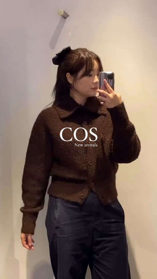 오랜만에 COS가서 신상 입어보기 👣

📎스프레드 칼라 텍스처드 알파카 가디건
라이트 오렌지와 브라운 입어보기
: 핑크컬러였는데 상품컬러는 라이트오렌지컬러로 되어있다 
부들부들 털도 생각보다 안빠지는 것 같고 마음에 듬💓

📎스트라이프 보트넥 롱 슬리브 탑 
: 재질 부드러웠고 예쁘고 고급진 스트라이프 패턴 
보트넥 라인으로 여성스러움이 더해진 탑 

📎박시 더블페이스 울 자켓 
: 지난번에 블랙, 네이비, 다크그레이 총 3가지 컬러가 나왔는데 이번에 라이트그레이 새로운 컬러 추가됨 
밝은 컬러라서 또 마음에 들었지만 다크그레이가 진리✌🏻

코스 옷들 다 예뿌다 
12월 세일 들어가면 또 쇼핑해야지✨✨