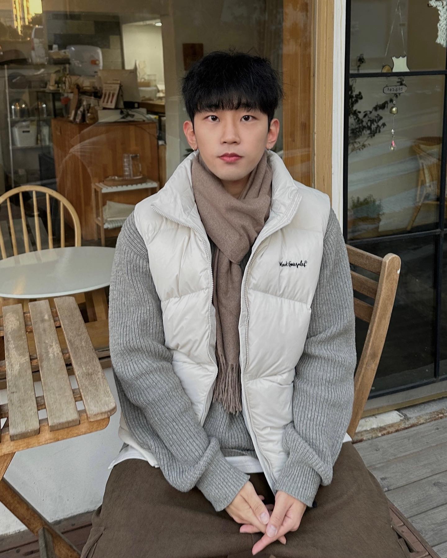 #협찬 markgonzaleskorea 

📌[DIAGONAL DOWN VEST]
핏 색감 다 갖춘 마크곤잘레스 패딩조끼✨

-내부에 다운백 사용하여 털빠짐 방지
사인 로고의 모노그램 안감 포인트!💫

-투웨이 YKK 지퍼를 사용하여 견고하게 
착용 및 다양한 스타일링 연출 가능합니다!

-사이드 포켓 지퍼를 내장하여 
안정적인 수납과 보관에 용이합니다👍🏻

-밑단 내부 스트링을 활용한 
다양한 스타일링 가능합니다!

-밑단 스토퍼로 밑단을 조일 시 
보온성 높일 수 있습니다🔥

-암홀 스모킹 디테일로 어깨라인을 
안정적으로 잡아줍니다❕

-등판의 V 자 사시 포인트 까지!✨

#광고 #마크곤잘레스 #마크곤잘래스 #마곤 
#마크곤잘레스패딩 #다운베스트 #패딩조끼 
#markgonzales #스트릿룩 #스트릿패션 
#데일리룩 #남자패딩 #여자패딩 #겨울코디
