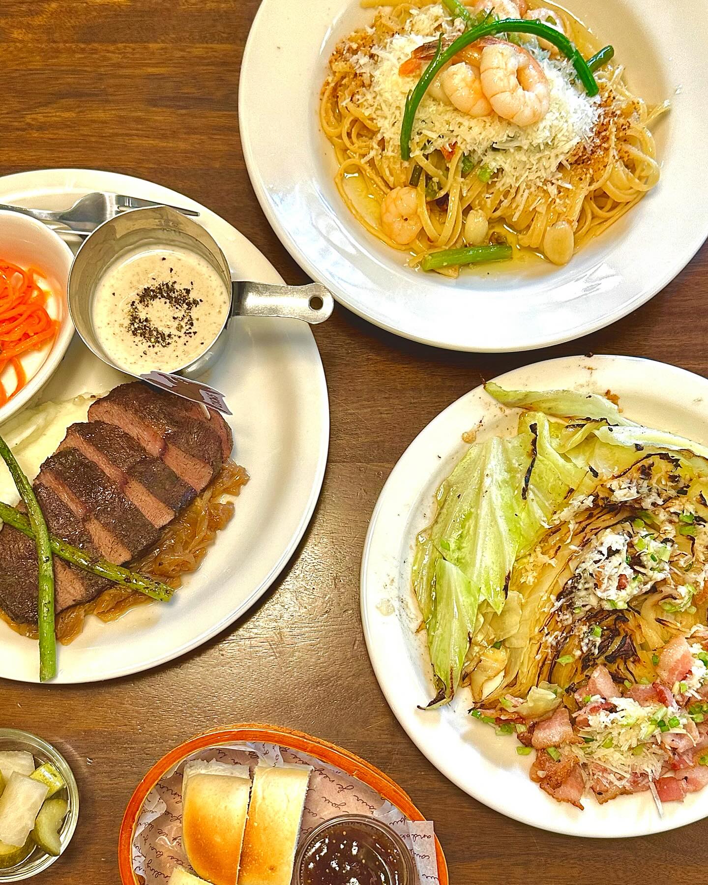 #협찬 
• 수원 행리단길 감성좋은 파스타 맛집 #스모코 •

〰️ 행리단길 한적한 골목쯤 위치해있던 스모코라는 맛집을 다녀왔어요~
다른 행궁동 가게들에 비해 자리도 많고 자리간 간격도 넓은 편이라
데이트나 소개팅 장소로 좋을 거 같다고 생각했답니다아☺️

📜 주문메뉴
- 양배추 샐러드, 프라임 부채살 수비드 스테이크, 마늘쫑 새우 오일 파스타
- 오자몽 주스, 라임 모히또

〰️ 양배추 샐러드는 짭조름한 베이컨과 치즈가 함께 나와서 건강과 맛 두가지를 다 잡은 메뉴였고 파스타도 잘 익은 면에 마늘쫑과 새우가 함께 나와 끝까지 맛있게 먹을 수 있던 메뉴였다는 점~ 거기에 마지막 스테이크는 스모코만의 소스& 상큼새콤한 당근라페도 함께 나와 맛있게 즐길 수 있답니다🫶🏻

〰️ 후식으로 먹을 수 있는 커피&디저트도 준비돼있어 한곳에서 다 해결 가능하기도 한 아주 일석이조의 맛집이었어요☺️

- 더 자세한 후기는 프로필링크 블로그 참고 ;)
#행궁동맛집 #행궁동데이트 #행궁동소개팅 #행리단길만집