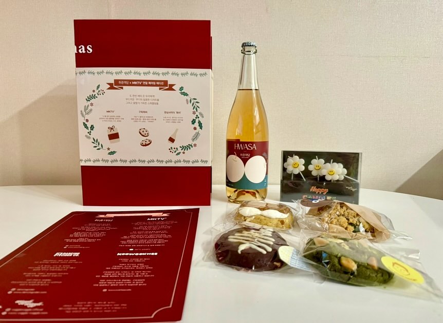 🎄

올해 크리스마스는 크리스마스 느낌이 
많이 안나서 일상과 별반 다를게 없었지만 
그래도 이브 날 기분 내기위해 도란도란한 날.
케잌 꽃다발 파스타 요리 선물 여행 혹은 의미있는 일.

무언가 계획이 빠진 크리스마스이지만 이번엔 하지말자고 
미리 정한 것도 계획이면 계획이다. 건강하고 소득도 좋아지길
바라보며 내년 연말계획을 벌써 짠 우리. 뿌숑이 병원 댕겨왔지만 
크게 걱정할 정도는 아니라 다행이다. 무탈하게 그냥저냥 보낸 것도
감사한 일이다. 부정적인 감정이 스물 올라올 뻔했으나 다시 마음잡기.

#크리스마스이브🎅 #기분내기🎄 #내년계획세우기 #뿌숑이도함께
#구욱희씨 #맛있네 #쿠키 #사과주 #전통주 #이런날도있는거지허허 
#플라워스마일초 #함께하는시간이소중해🙂 #앨리스테이블 #화사