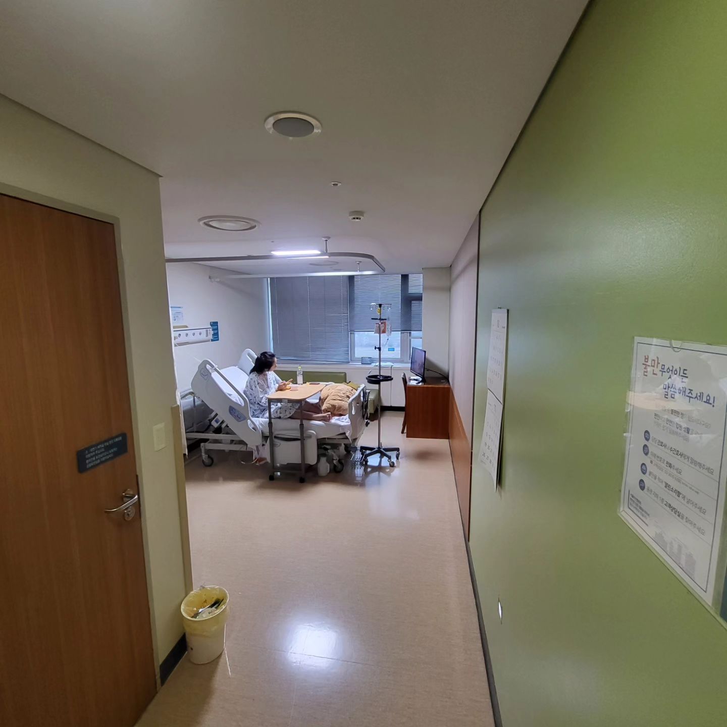 네번째 수술이다 두번은 제왕절개였고 4월에 수술하고 봉합부분이 잘못되어 어제 재수술했다. 둘째낳고 출혈이 안잡혀 아산병원 응급실 실려오고 세번째 아산병원 입원이다. 그 흔한 쌍커풀수술도 안해봐서 수술은 출산때 첨이였는데 출산과 동시에 네번이나 연달아 수술 하는중이다. 다시는 병원 안오려고 남겨보는 글. 매번 긍정적 멘탈 초 강한 나라서 나름 민형이랑 조리원이다 생각하며 휴식하는중. 미음 맛없어 퉤퉤 #슬기로운병원생활