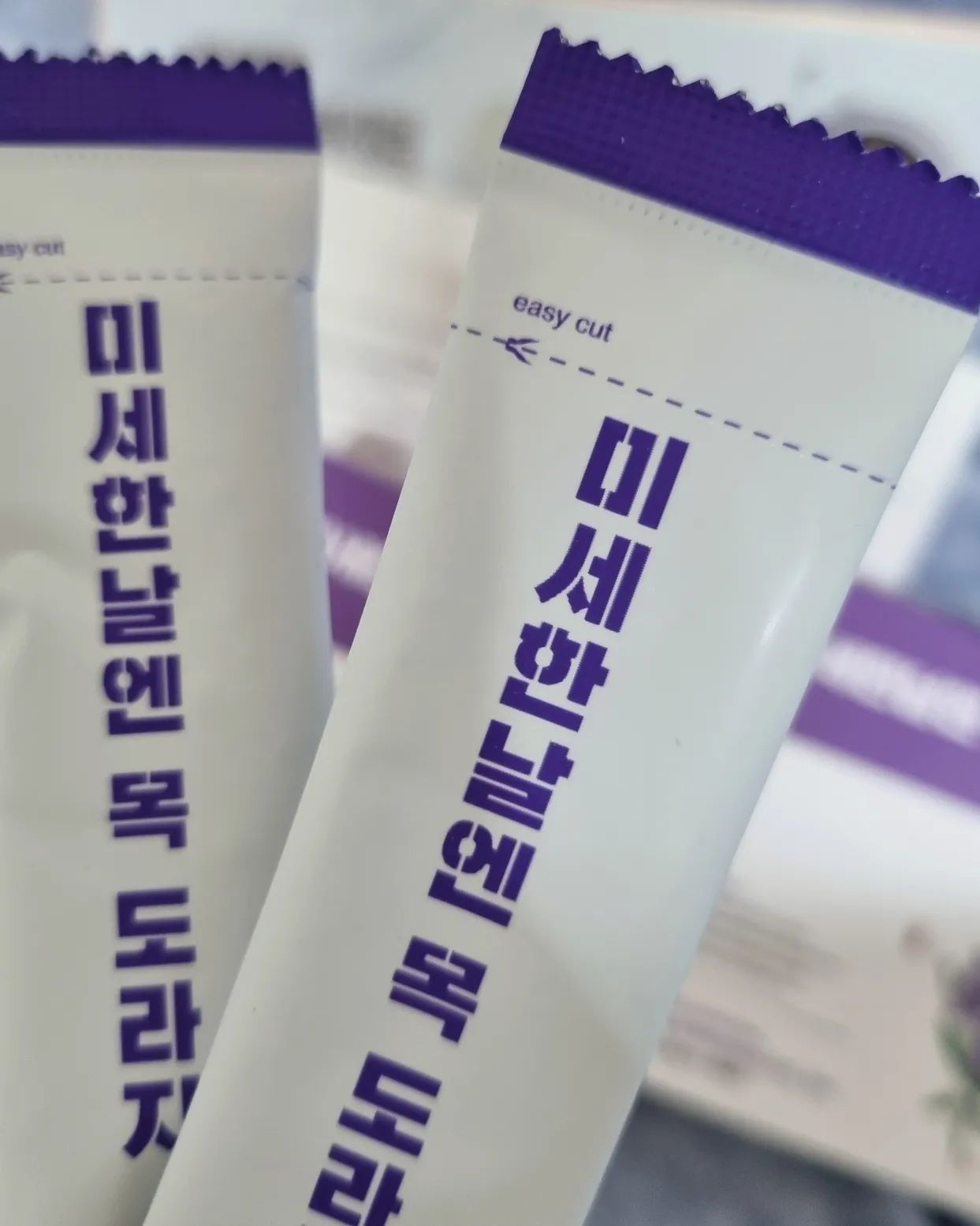 운이좋게 bhj_korea 에서 
명절 선물을 받게 됬어요😆 꺄 ~
요즘같이 춥고 건조한 날씨,,
미세먼지도 많고 감기 환자들도
많을때 목감기 등 걸리기 쉬운데요
목이 칼칼하거나 불편할땐 머다??
바로 목도라지져!🧄🫚 
선물용으로 3상자에  포장되어있어
깔끔하고  생각보다 아주 가벼워요
먹을때는 환 형태로되어있어 
하루2포씩  아침, 저녁으로 섭취하면 굿굿 🩷
저도 쭈욱 먹어봤는데 목넘김도 
편하고 건강관리에 딱좋더라구요
내목이 소중하다면 목도라지 추천합미다✨️

#백향진 #다비우다쑥티 #쑥티 #이레약초 #이레산수유 
#이레도라지 #이레여주환 #이레홍화씨 #선물추천 
#설날선물 #설날선물 #부모님설날선물 #목감기예방