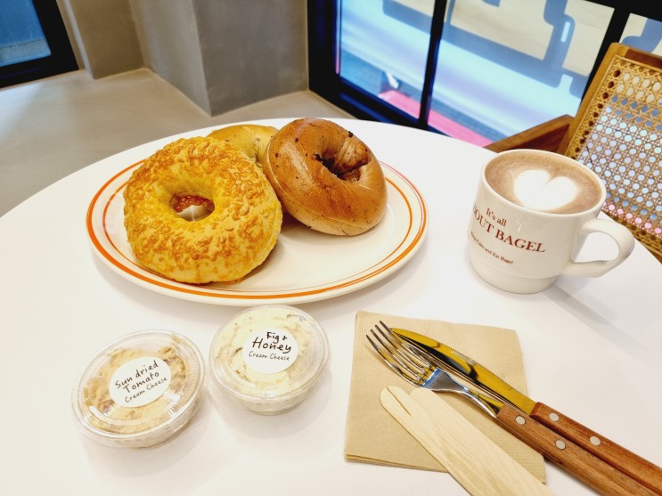 명동 카페 어바웃베이글 신상 베이글 맛집 인정
