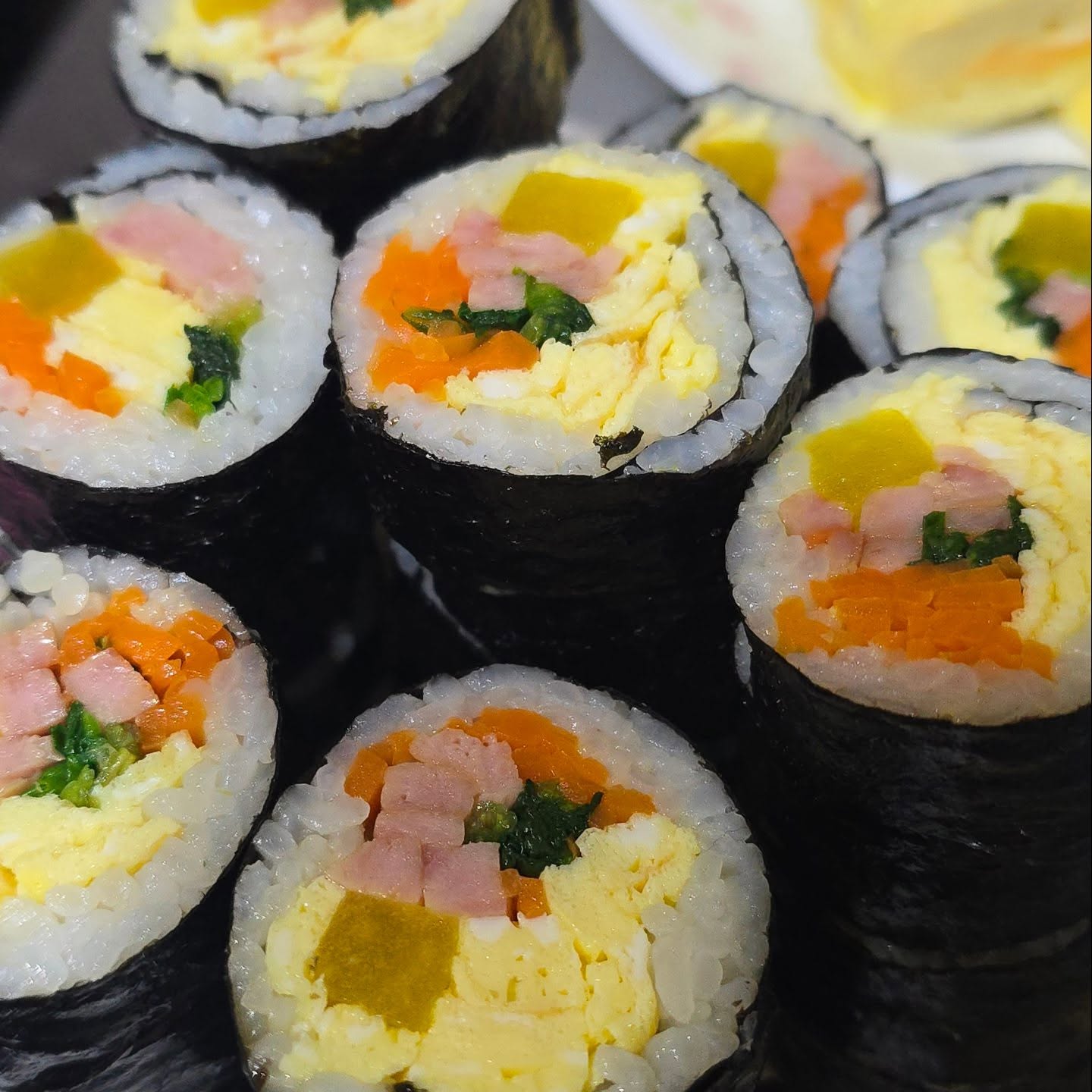 #도시락 #대체급식
#김밥 #스팸김밥 #계란말이 #스팸주먹밥 #딸기
#먹스타그램 #초딩도시락 #리락쿠마 #リラックマ #Rilakkuma #轻松熊 #덕후 

전국학교비정규직연대회의 파업으로
금욜 점심 빵만 나온다는 안내장!

도시락 싸줄까? 하니까 자기는 빵도 좋아한다면서
엄마 힘들까봐 안싸도 된다고 하는 큰따님 😢

다음날, 친구들 다 도시락 싸들고 오기로 했다고
스팸김밥 싸달라고 하더라구요~😆

둘찌는 김밥말고 스팸주먹밥, 치즈계란말이, 딸기 싸달라고...ㅎ

조금 더 일찍 일어나서 욜심히 맹든 도시락!
피곤했지만, 아이들이 좋아해주니 넘 좋드라구요~

자랑자랑~! 
친구가 우리집에 몰래 들어와서 김밥만 훔쳐가고싶을정도로
너무 맛있었다며..ㅎ

많이 싸가라니까 1인분만 싸간다고 억지부리더니..
결국 김밥 2개밖에 못먹었다며..;;
다음에 또 기회가 오면 많이 싸...😂

울 애들은 더 잔다고 아침 안먹을라카고, 대충 먹여 보내는데..
울엄마 아침마다 찌개며 반찬이며 해먹이고 보내신 생각하니
급 울컥.. 엄마 사랑해!! 💖