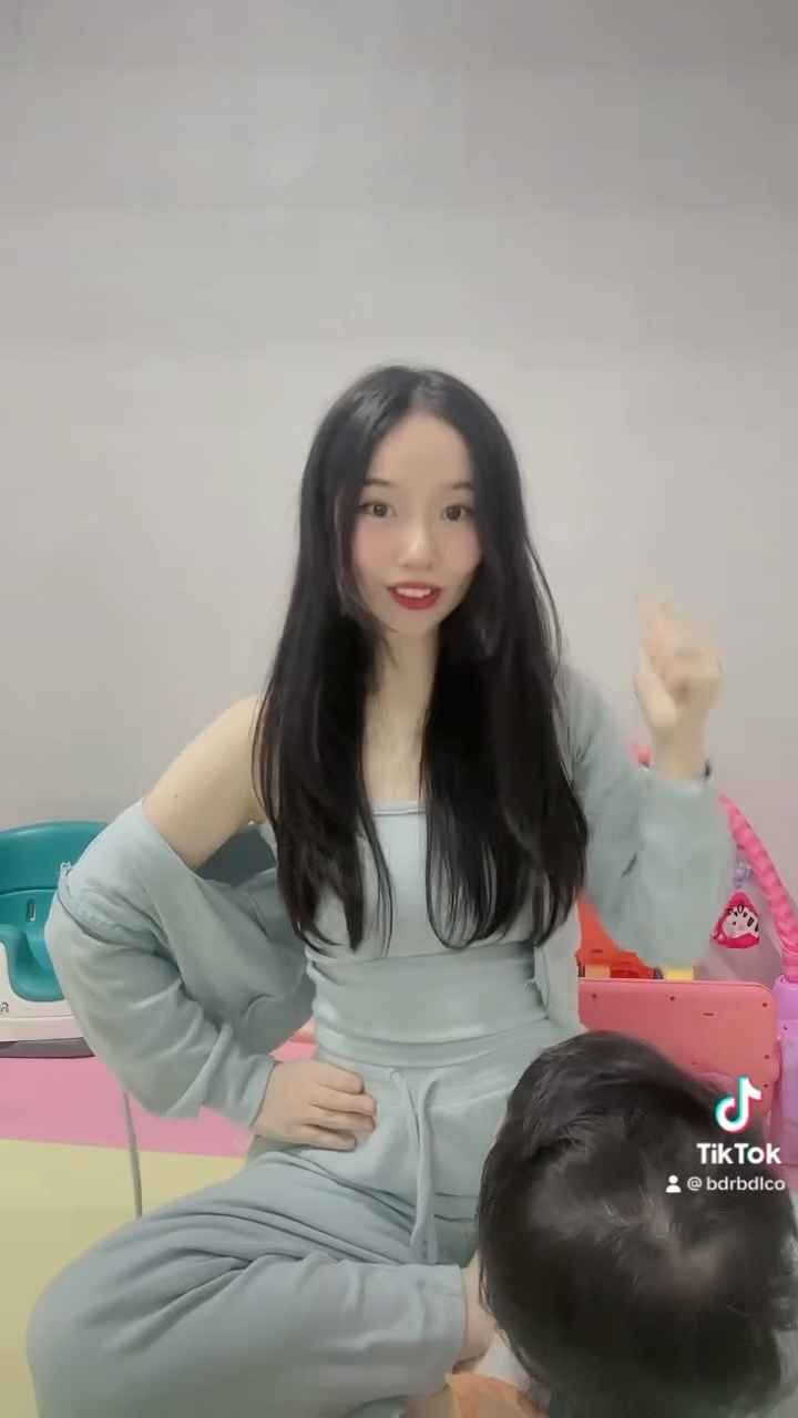 출근하지 뭐 노래 너무 좋자나🫢
육아는 힘들지만 아이 웃는 모습에 힘난다 ˶> ༝ <˶💕
#출근하지뭐 #허니츄러스 #귀여운손댄스 #출근챌린지 #추천 #육아 #baby #babygirl