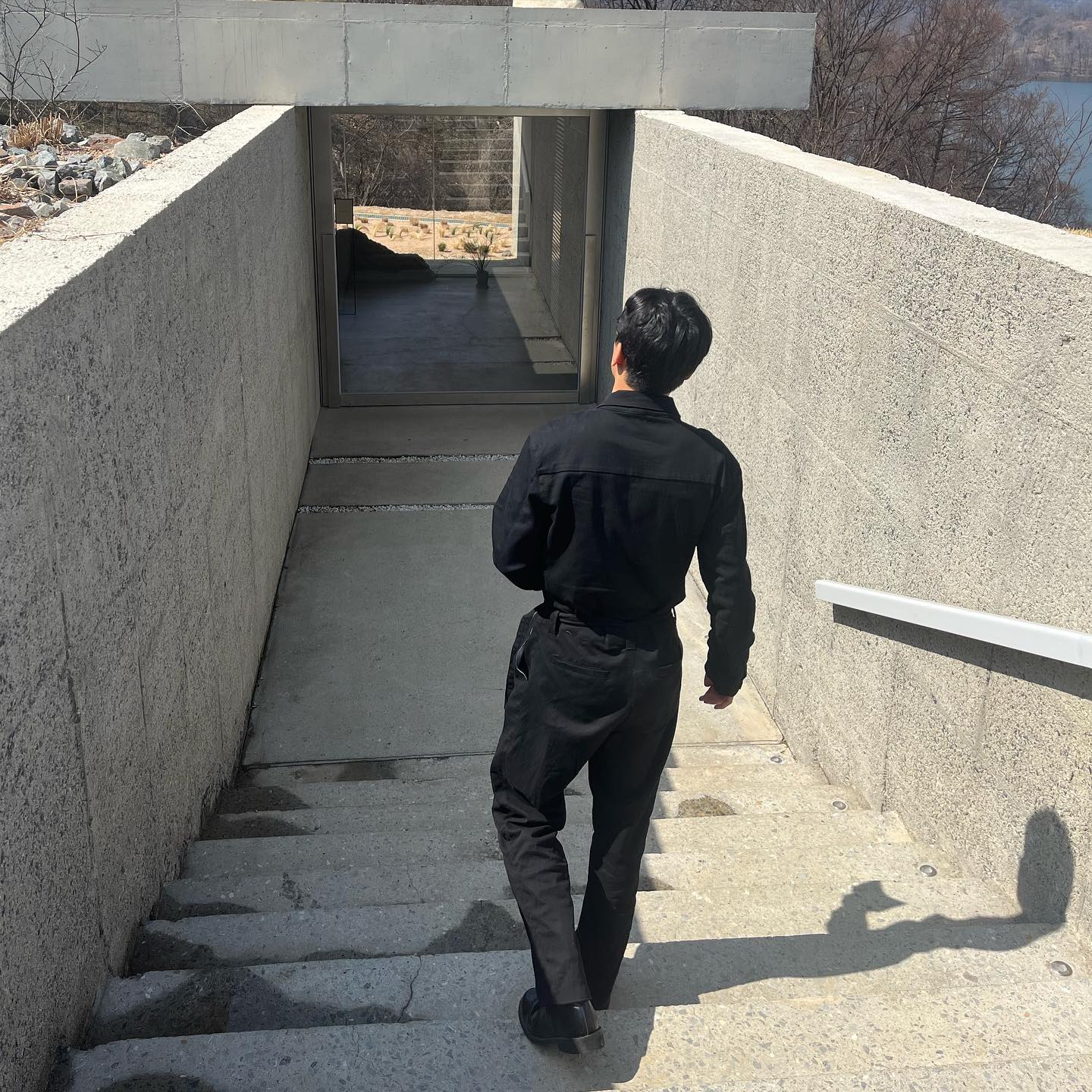 주말에 다들 뭐 하셨나용! 저는 남자친구랑 제천에 다녀왔어요 점점 화장도 잘 안 하고 다니고 너무 게을러 지는 기분 🥹 멋진 카페랑 오마카세도 먹고 요즘 릴스 뭐를 올리면 좋을까 했는데 결혼을 준비 하는 동거 커플인 만큼 현실적인 생활비나 동거 비용 부분을 공유 할까 하는데 도움이 되실까 모르겠네여!