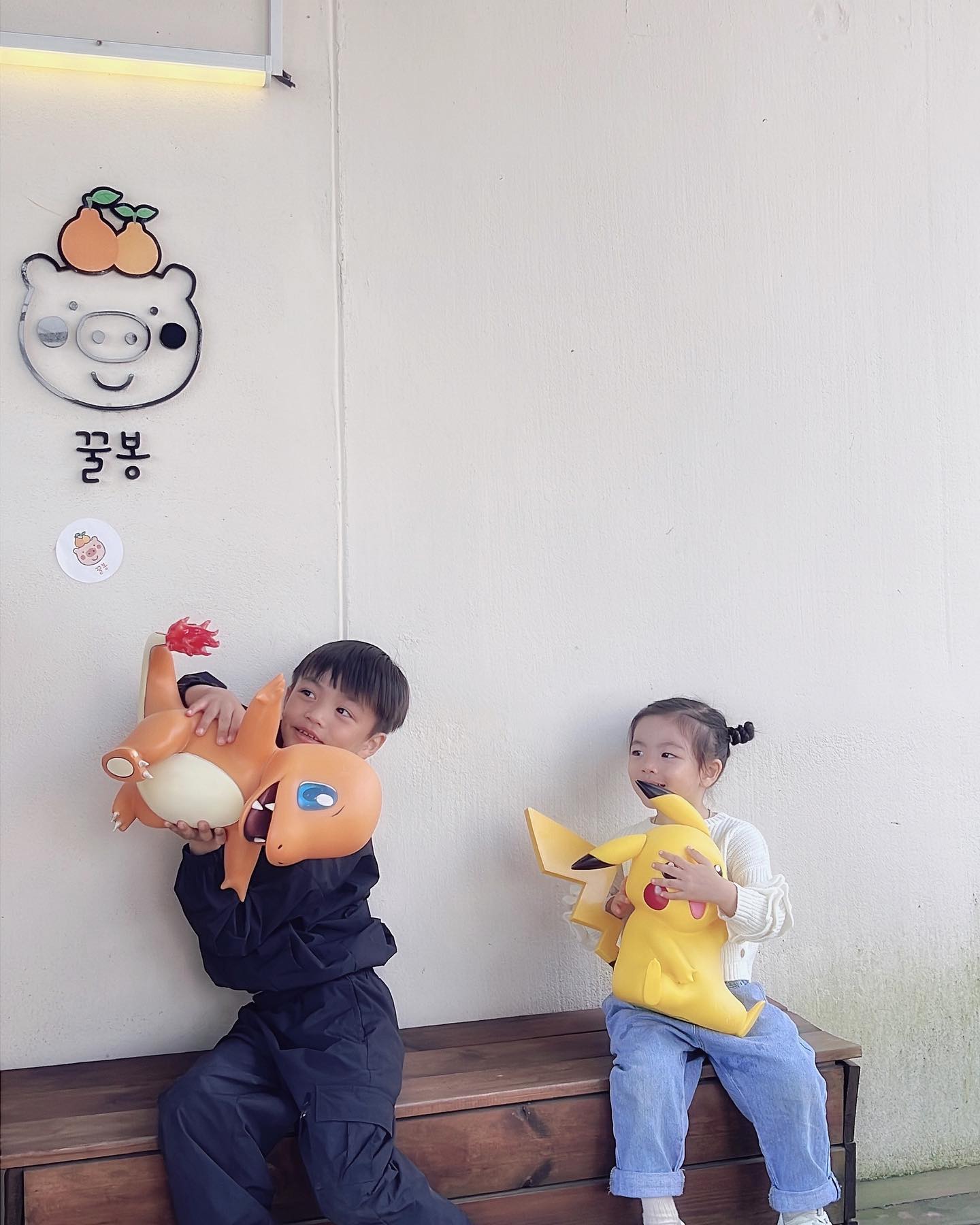 깜둥이가 되어버린 둘째 준우
나날이 사랑스러워지는 셋째 채린🙂🙂

#오랫만에피드 #꿀봉 #첫째는학교