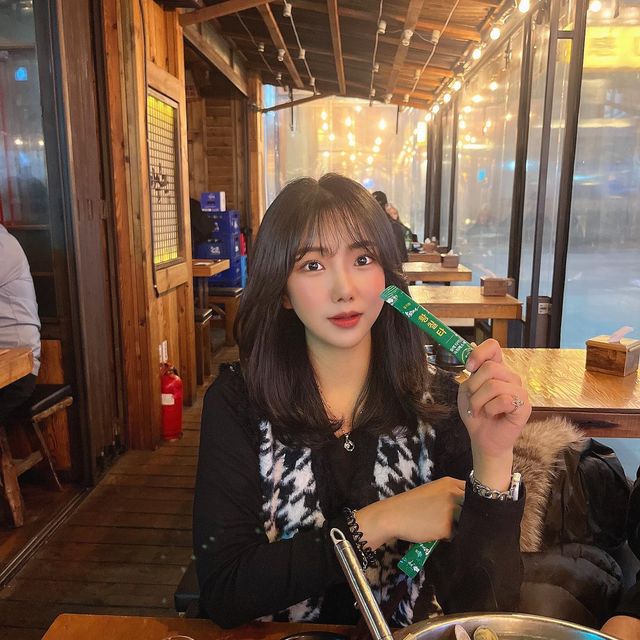 살롱 드 레이브 ; 윤지👇 on Instagram: "#광고
⠀
술에 타먹는 숙취해소제 #황칠타 🤣
⠀
나무계에 인삼이라 불리는 황칠나무는
’만병통치약‘ 으로도 불리며
⠀
간기능 개선에 탁월한 효과를 보여
숙취에도 좋고 쓴맛의 알코올향을 날려보내
목넘김이 부드러워지며 숙취가 없는 깔끔한 음주를 즐길 수 있어요😊😊
⠀
⠀
💡 [ 섭취 방법] 💡
- 소주 1병당 1포
- 음주 전, 후 한 포씩 (물에 타먹어도 OK)
- 안주 요리할 때 한 포씩( 잡내를 잡아주고, 숙취에 좋음.)
⠀
⠀
⠀
#숙취해소제 #숙취해소법 #숙취해소 #소주숙취해소제 #음주후숙취해소제 #숙취해소제추천 #숙취해소제소주 #음주전후숙취해소 #숙취해소제 #황칠타 #황칠코리아 #인삼나무 #숙취제 #소주에타먹는숙취해소제 #인삼 #인삼주 #음주스타그램 #음주가무"