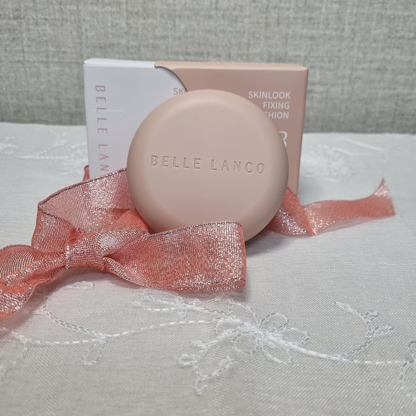 #제품제공 belle_lanco 

감각적이고 예쁜 파스텔톤의 예쁜 디자인이 매력적인 승무원쿠션으로 유명한 벨르랑코 스킨룩 픽싱쿠션이예요 
얇고 가벼운 밀착력과 함께 커버력도 좋은 쿠션이 드문데 계속 덧발라도  답답하지 않고 지속력좋은 쿠션입니다 
수부지피부가 고민이시라면 벨르랑코쿠션 강추드려요!! 

#승무원팩트 #승무원쿠션 #커버력좋은쿠션 #쿠션팩트 #쿠션팩트추천 #커버쿠션추천#벨르랑코쿠션 #벨르랑코 #세미매트쿠션 #지속력좋은쿠션 #촉촉한쿠션 #쿠션팩트순위 #지성쿠션 #수부지쿠션