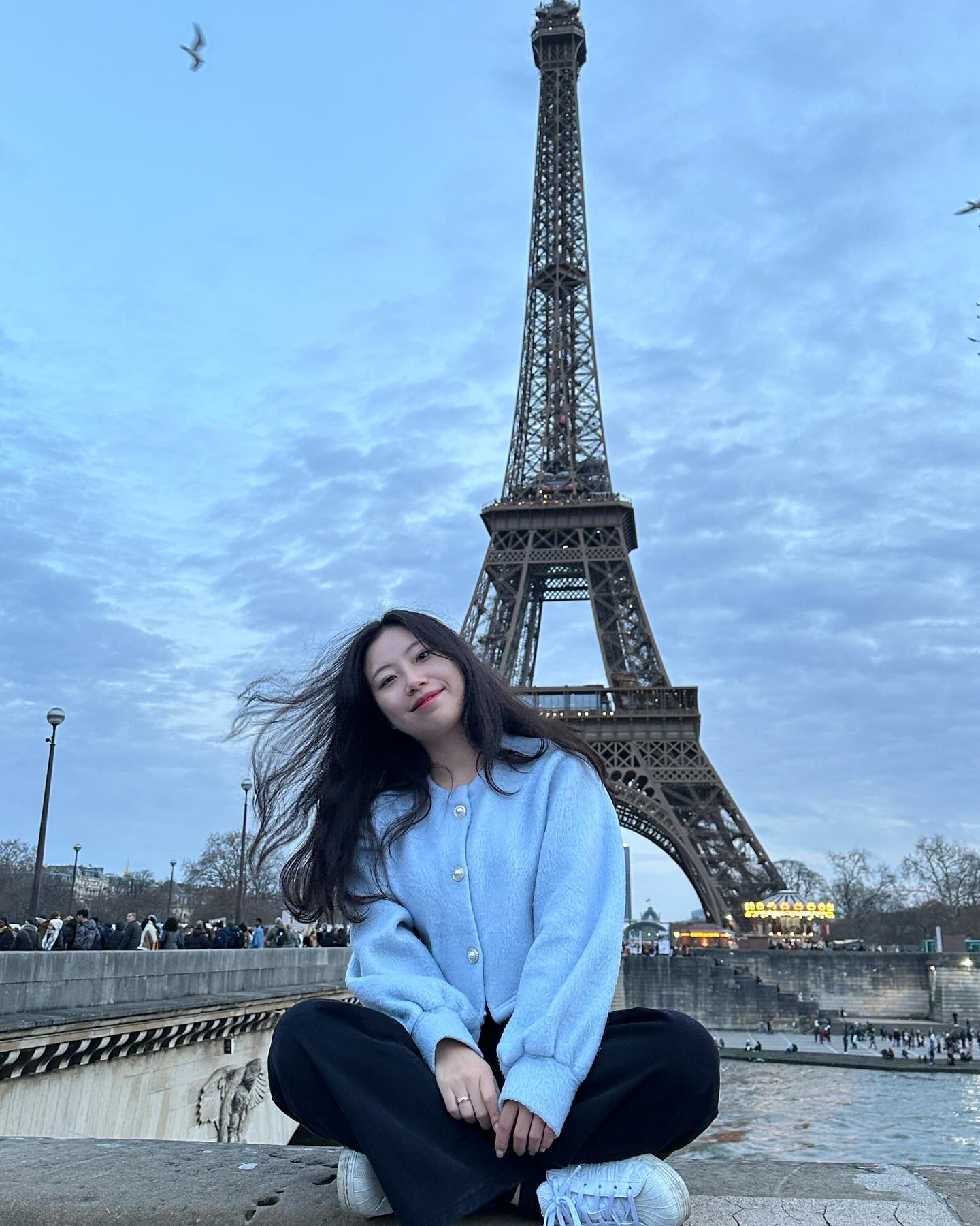 #effeltower 
신혼여행D+11

🚐 London -> Paris 🚐

우린 P들이라 유로스타가 뭔가요 
넘 비싸니 버스로~ 
약 8시간의 여정을 거쳐 파리 도착

한식이 고픈 우리는 한인민박으로 결정 
한숨자고 에펠탑 구경
.
.
.
#우린 #몰랐지 #이날이 #가장 #화창했을줄 #에펠탑 #이쁘다 #파리 #날씨 #좋아 #신혼여행 #프랑스 #파리