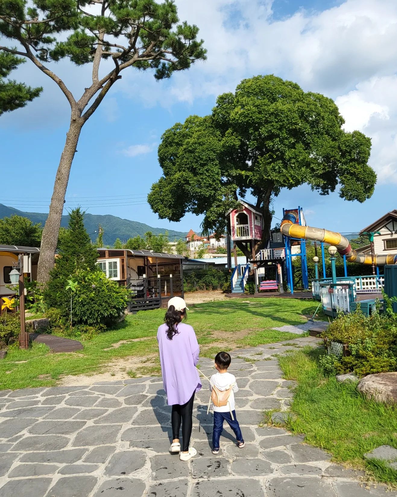 #석현이네_국내여행 

#아기랑외출 #아기랑여행 #35개월아기랑
#밀린업뎃 #오늘아님

가족과 함께한 2박3일여름휴가♥️ (언제적인가.. 두달전..?꺼를 이제서야^^)
이때 어린이집에서 한참 수족구가 돌아 휴가갈수있나 조마조마했었는데 여름휴가만을 손꼽았었는데 다행히 재밌게 보냈다온 여름휴가 

석현인 원래 물을 무서워했는데 몇번 물놀이를 갔더니 이제 제법 물을 즐기고 눕기도하고 혼자수영도 하고 좀 쉬면서 해야되는데 물에서 나오기싫어하는걸 끌고나오느라^^;;ㅋㅋ 이번에 물총을 들고간게 신의 한수!!! 

#육아맘 #육아정보 #육아소통 #아들맘 #육아소통 #육아맞팔 #육아스타그램 #육아일기 #육아기록 #35개월 #맘스타그램 #아기랑갈만한곳 #여름휴가 #경주 #경주펜션 #육아팁 #아기랑 #여행 #감성육아 #육아 #집콕 #스트레스해소 #셀프촬영 #그로커챌린지 #그로커