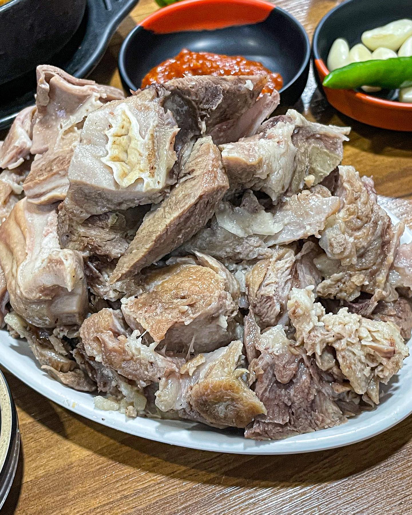 #먹거리집 

여기 진짜 너무 맛있음 요즘 술먹으면 여기는 꼭감 수육이 정말 부드러움 부드러운 수육을 좋아한다면 여기 강력추천 정말 맛있게 먹었고 순대국은 그냥 순대국 인데 수육이 미침

주문 팁 드림 고기모듬은 안시키는게 남 순대가 들어있음 순대 좋아하시는분은 괜춘 

저라면 수육 중짜리 하나 시키면 서비스 국물 나옴 그러면 미니뚝배기순대국을 하나 시키고 두개로 나눠달라 하면 미니순대국이 두개가 됨 하나 가격으로!

수육은 오소리감투 넣어서 달라고 하면 됨

이상 끝