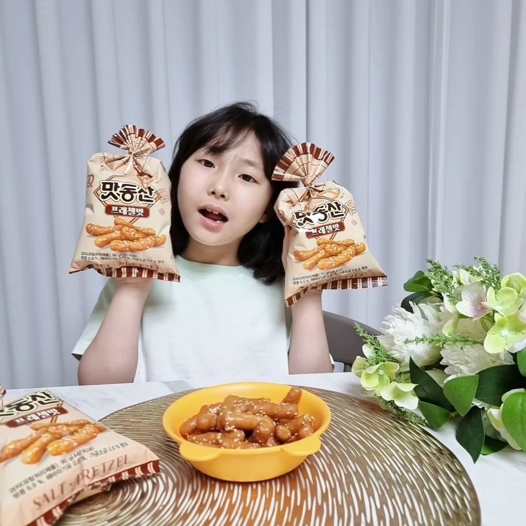 #협찬  haitai_co

🥨신상과자 프레첼맛 맛동산🥨

펄쏠트의 짭쪼름한 맛과 맛동산의 달달한 콜라보
제일 좋아하는 과자가 맛동산인데ㅋㅋ
다른 느낌인데도 맛있네요😋

오리지널 맛동산의 단맛은 쪼끔 줄이고 
빵 향을 높여 고소함을 극대화 시킨 프레첼맛
맛동산 이랍니다

국민과자가 신상으로 출시 했으니 꼭 드셔보세요
맛있다요🫳🏾🥨

#맛동산프레첼 #해태제과 #과자 #간식 #맛동산 #맛동산프레첼 #과자추천 #신상과자 #과자순위