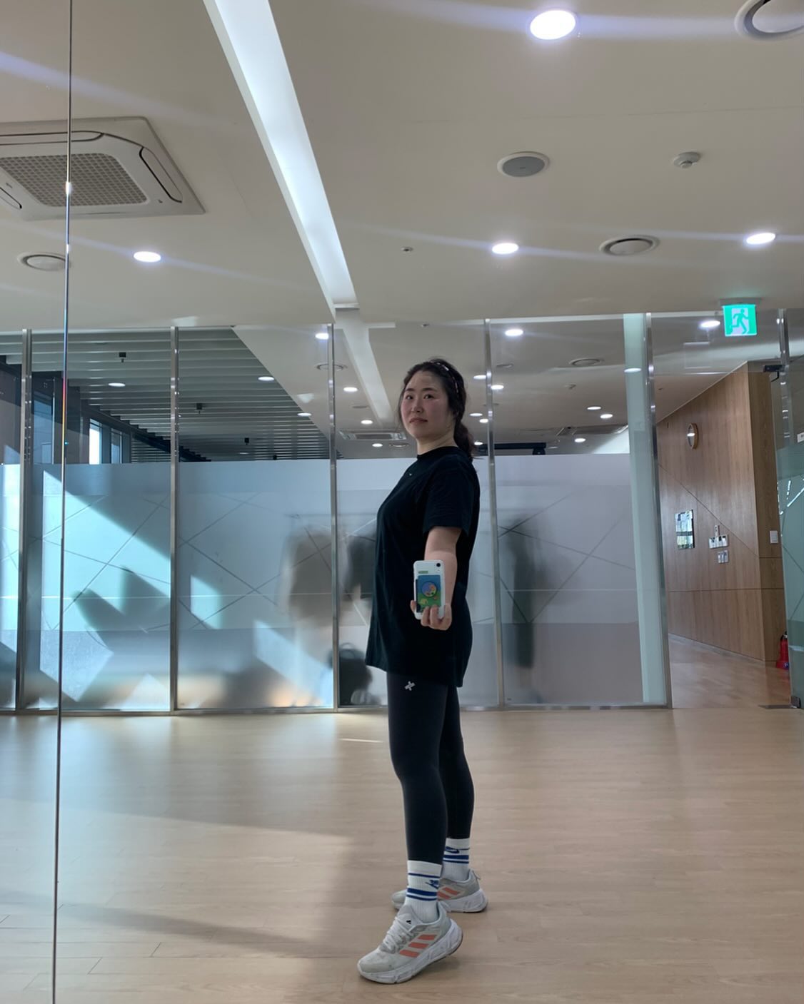 아따 운동할 맛 나네 ㅋㅋㅋ
몸무게도 한동안 정체기에 먹고싶은것도 그냥 먹었던 요즘
다시 운동에 박차를 가해본다🔥🔥🔥
이래봬도 10키로 감량한 몸둥이 ㅋㅋㅋ 10키로만 더 빼보자!!!👊🏻
#몸무게는정체기 #눈바디는몸짱 #내년에바프도전?! #운동하는엄마 #나는다이어터 #토욜오전은운동이지 #비포는차마못올림 #옷이헐렁해져서좋아