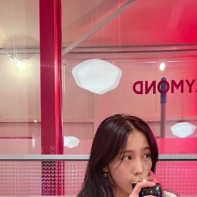 마이영 | Daily Fashion 🍒 on Instagram: "#광고 #레이몬드 세상 맛있는 맥주 다모였냐고ㅠ 최근 국제맥주대회에서 1등한 맥주들로만 라인업이 구성되어 있어서 더 신나서 마심ㅠㅜ🍺🤎 홍대에서
