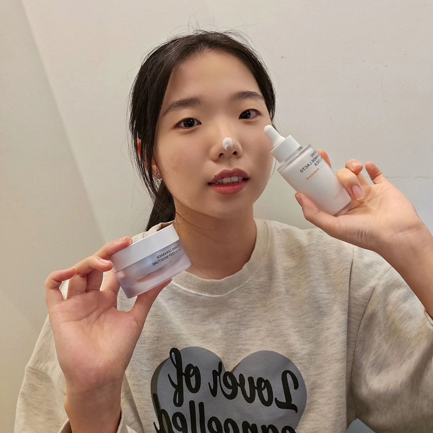요즘 내 최애 기초케어☺️🤍 #시카앰플 #모이스처크림
-
피부결을 잡아주는 보습 진정 리얼 시카 앰플과
속건조를 잡아주는 밀크세라마이드 모이스처 크림으로
-
속광부터 차오르는 광나는 피부 #엔타이밍 과 함께🤍
.
.
.
#스킨앤스킨 #엔타이밍 #Ntiming #엔타이밍모델선발대회 #밀크세라마이드 #뷰티 #뷰티모델 #광고