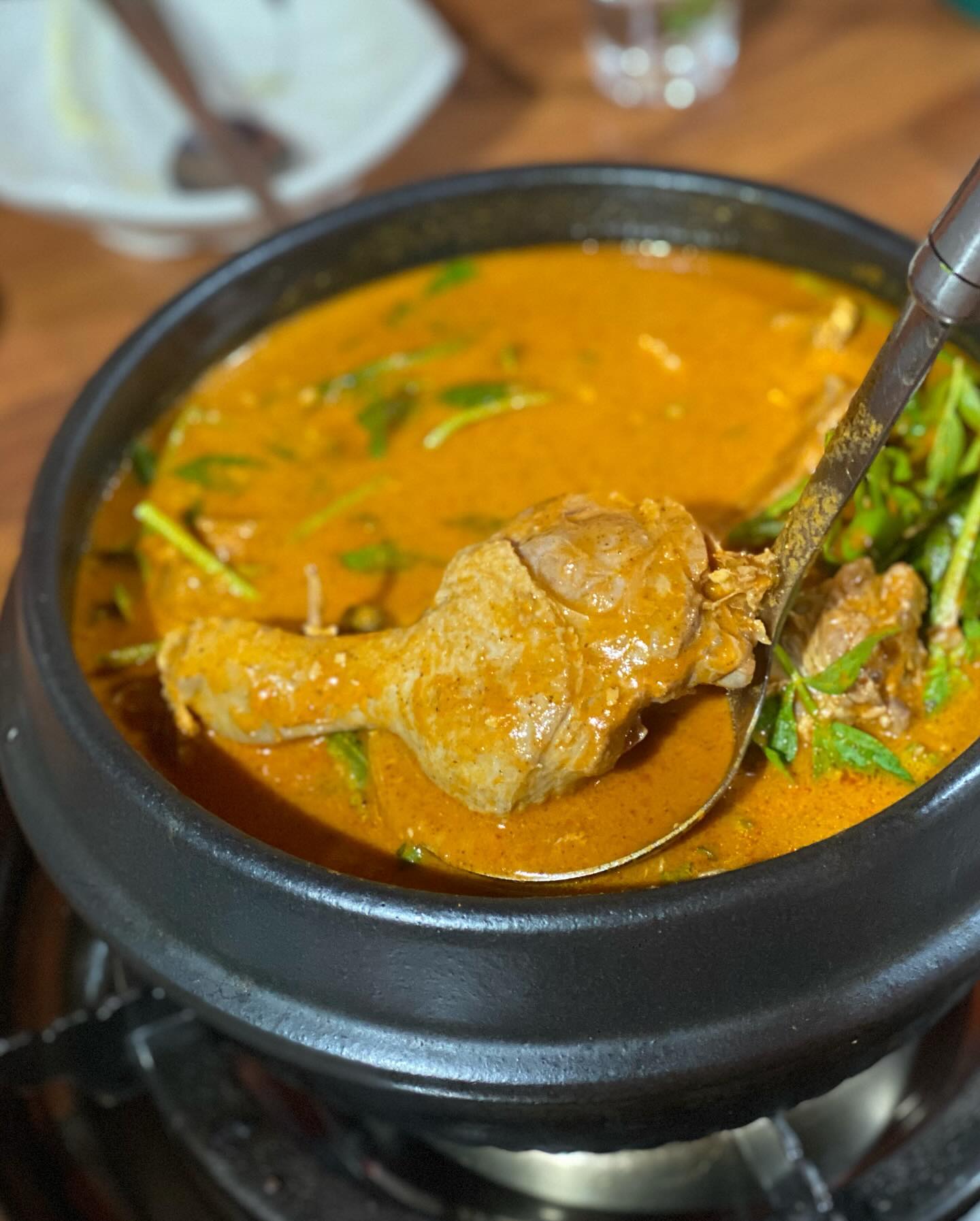 진~한 국물의 오리탕 맛집 풍암동 #우성오리탕
고소~한 맛을 느끼고 싶다면 국물에 들깨가루는 취향껏 더 넣기!!

오리 고기는 입 안에서 살살 녹을 정도로 야들야들~~ 
초장에 들깨가루 섞어 미나리와 토란대랑 함께 푹 찍먹하면 진짜 존맛임👍🏻👍🏻

몸이 보양되는 느낌~ 크~~~~

-------------------
오리탕 한마리 (58.0) 
오리탕 반마리 (38.0)
미나리추가 (2.0) 
토란대추가 (3.0) -------------------
❣️상호: 우성오리탕 thsdntjd 
📍위치: 광주 서구 풍금로 25
☎️예약문의: 062-655-5284
 --------------------
#광주맛집 #광주오리탕 #풍암동맛집 #광주서구맛집 #광주몸보신 #광주오리요리 #광주모임장소 #광주오리탕맛집 #풍암지구맛집 #풍암지구 #풍암동 #풍암동밥집