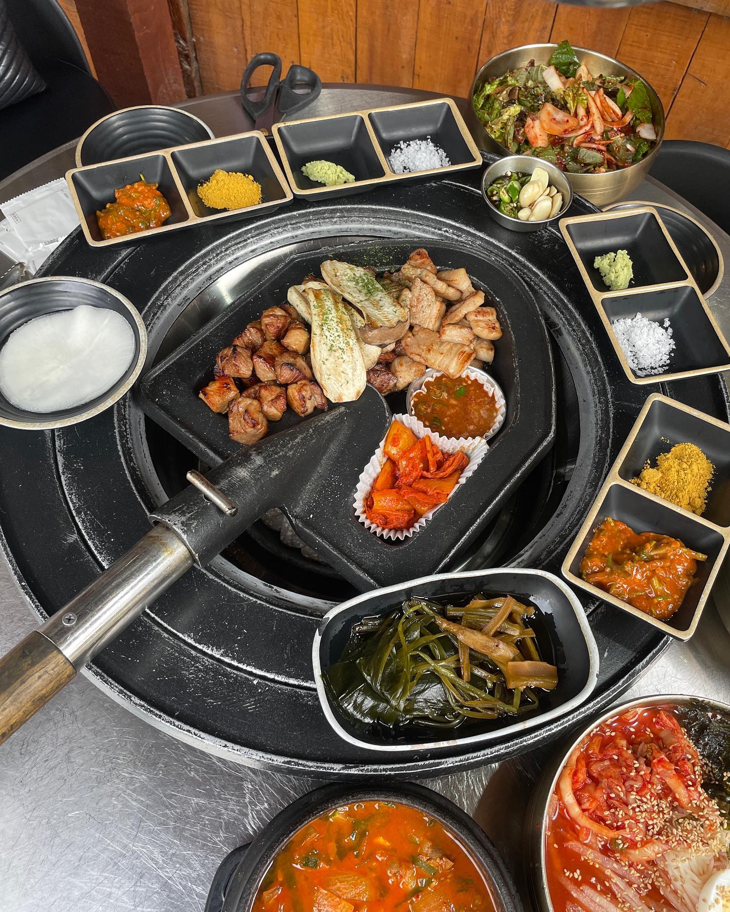 #협찬 삼덕동에 위치한 갬성 가득 담은 돼지구이 맛집
로산가옥🥩 이국미 가득한 입구를 지나자마자 보이는
일본 가옥 느낌의 인테리어에 곳곳이 포토존!!
야외 자리에서도 먹을 수 있어서 날씨 좋은 날 야외에서
삽자루 모양의 불판에 구워지는 목살, 삼겹살을 먹으면
힐링 그 자체에 로산가옥에서는 일반 돼지고기가 아닌 유기농 알밤을 먹고 자란 돼지고기를 쓰는데 일반 돼지고기 보다 부드럽고 
육즙이 풍부하다 해요!

그래서 그런지 두꺼운 두께임에도 부드럽고 쫄깃한 식감이 포인트!! 거기에 김치말이국수, 된장찌개, 명란 간장 계란밥의 조화 까지!! 말돈소금, 와사비, 명이나물, 제주멜젓 등 다양한 소스에 취향것 골라 먹으면
어느 하나 모자라거나 겉도는 것 없이 어쩜이니 찰떡인지🥰

외부, 내부 자리는 물론 외부에 앉으면 고기가 구워져서
나오니까 고기 굽기 힘든 분들도 얼마든지 편하게 즐길수 있어요! 색다른 분위기에서 돼지고기의 고급스러운 맛을 느끼고 싶다면 주저 말고 로산가옥으로!!

위치📍대구 중구 달구벌대로447길 72-6
영업시간📍11:30 - 22:00 (입장마감 21:30)
B.T 15:00 - 17:00 (주말, 공휴일 없음)

#대구 #삼덕동맛집 #로산가옥 #고기맛집 #대구맛집 #로산가옥삼덕점 #먹스타 #맛집추천 #food #고기 #대구고기맛집 #먹 #데이트코스 #대구핫플 #연중무휴 #삼덕동 #삼덕동핫플 
rosangaok_samdeok