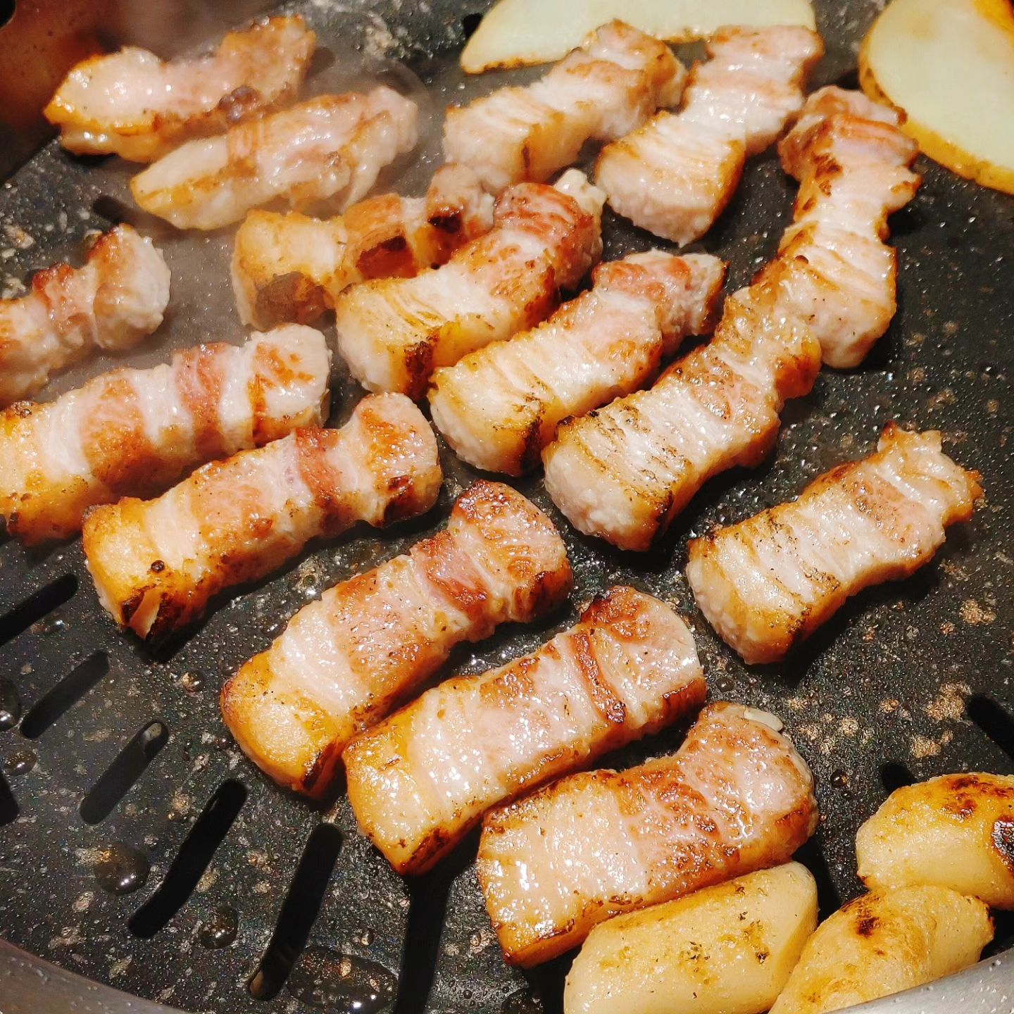 #협찬

😍 두껍삼 가산디지털단지역점

처음에 직원이 직접 구워주셔서 좋았던 두껍삼!!!

전반적으로 매장이 깔끔하고 음식이 정갈하여 좋았어요~
회식이나 모임, 가족들과 함께 오기 좋은 곳👍 

아이와 함께 방문해도
유아용의자를 사용할 수 있으니 굿 ^^
짐 보관 공간도 넉넉해용~!

주차도 하기 편하고 쾌적하네요~!!
가족들과 외식하러, 친구들과 모임하러 또 가야겠어용💕

고기질이 확실히 좋다느게 느껴지는....
또 먹고싶네요 😭😭😭😭😭😭

#먹보얄라 #가디역맛집 #가산디지털단지역고기집 #가산디지털단지삼겹살 #가산디지털단지회식장소 #두껍삼 #두껍삼가산디지털단지역점 #고기맛집