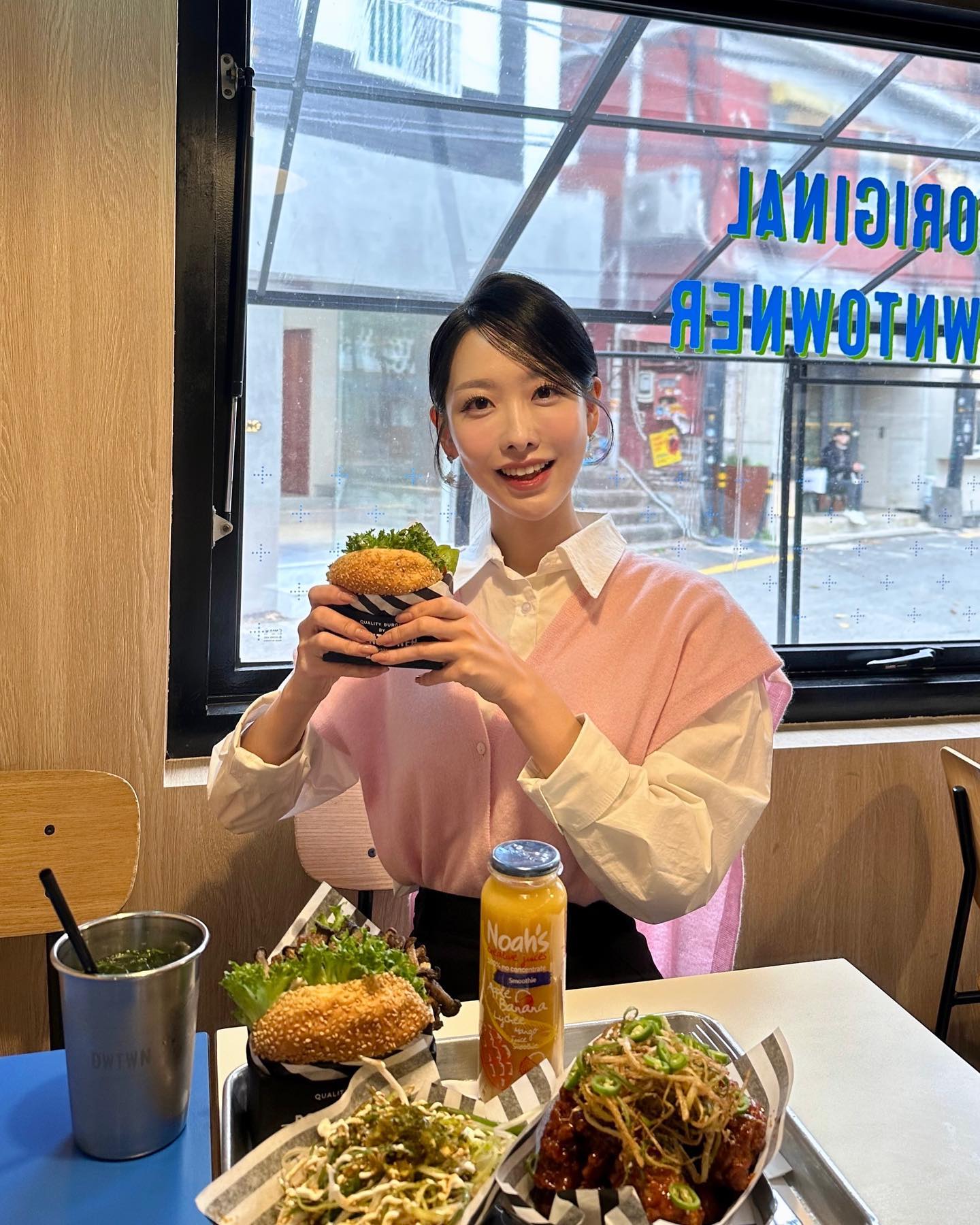 다운타우너에 신메뉴 나왔다 〰️🍔✨ 
에그가 들어가 더 풍성한 버거 ! 프라이즈와 치킨은 new토핑들로 더욱 다채로와졌다구요 🥹👍🏻

더 풍성해진 메뉴와 함께 💙
#BURGERINHAND #버거인핸드 

#광고 #다운타우너 #다운타우너한남
#다운타우너신메뉴 #햄벅 #downtowner #burgerlover #kburger #수제버거 #수제버거맛집