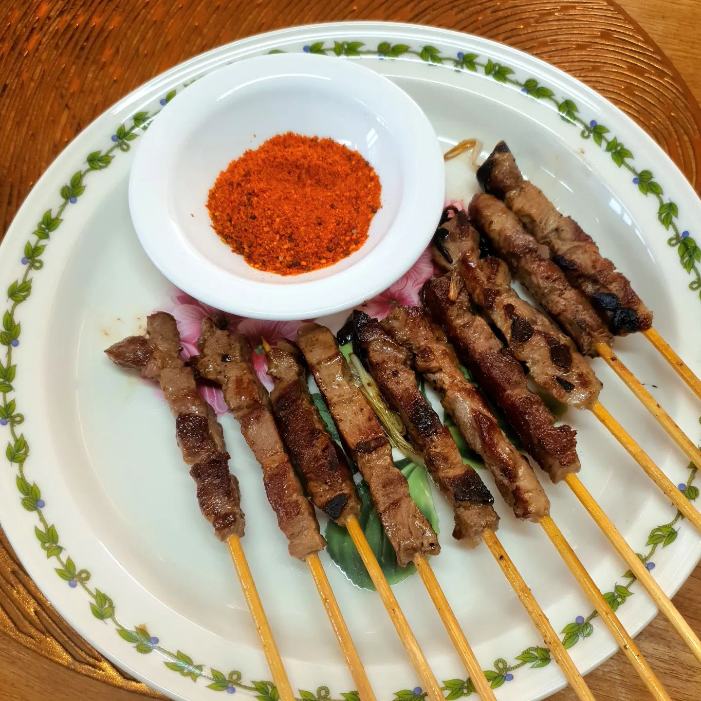 아빠의 손길로 맛있게 구워진 맛있고 편리한 입문용 양꼬치💘
#협찬 #후레쉬램 #초원식품

나와 아빠는 평소에 양고기를 즐기는 편이지만 엄마는 아직 양린이라 입문용으로 뭐가 좋을까 생각하다가🤔

꼬치로 되어있어 굽기 먹기가 둘다 편한 후레쉬램 양꼬치를 꺼내들었다😚

해동시켜놓고 살펴보니 양고기 특유의 냄새도 거의 안나고 빛깔도 예뻐서 좋았는데🥰

그대로 달궈진 후라이팬에 올려 마구 썰은 파를 넣어 노릇노릇 굽자 맛있는 냄새가 집안을 가득 채우기 시작했다😙

고기 냄새에 이끌린 엄마가 어느덧 방에서 나와버리고🤣

잠시 심각한 표정으로 냄새를 맡던 엄마는 이건 냄새가 안 나는 것 같다며 잠시 고민하다 한입 먹더니 쫄깃쫄깃하고 너무 맛있다며 하나를 다 드셨는데😍

그걸 본 나는 유식한 얼굴로 HACCP인증 업체에서 위생적으로 제조했으니 더 먹어도 된다며 한 마디 거들어주고🤗

아빠도 흐뭇한 얼굴로 양꼬치를 들어 쯔란에 푹 찍어드시고는 술을 부르는 맛이라고 하셨다🤣

영양 가득하고 맛있는 양고기를 부모님과 함께 집에서 가볍게 즐길 수 있어서 행복했다❤

freshlamblamb

💟 후레쉬램
💟 초원식품
💟 네이버스토어

업체로부터제공받은제품입니다

#양고기 #양갈비 #프렌치렉 #프렌치랙 #숄더랙 #양꼬치 #홈푸드 #캠핑고기 #캠핑음식 #연말파티 #파티음식 #고기 #양고기파는곳 #요리스타그램🍳 #푸드스타그램🍴 #먹팔해요