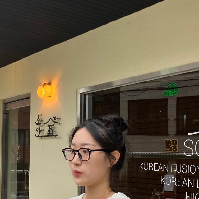  박예원 on Instagram: "#협찬 #제품제공 @gguba_official 
한국인 가장 보통의 두상에 잘 맞는 46mm 사이즈 아넬형 뿔테로 클래식한 무드와 캐주얼한 무드 등 여러 코디에 잘 어울려요👓🤍"