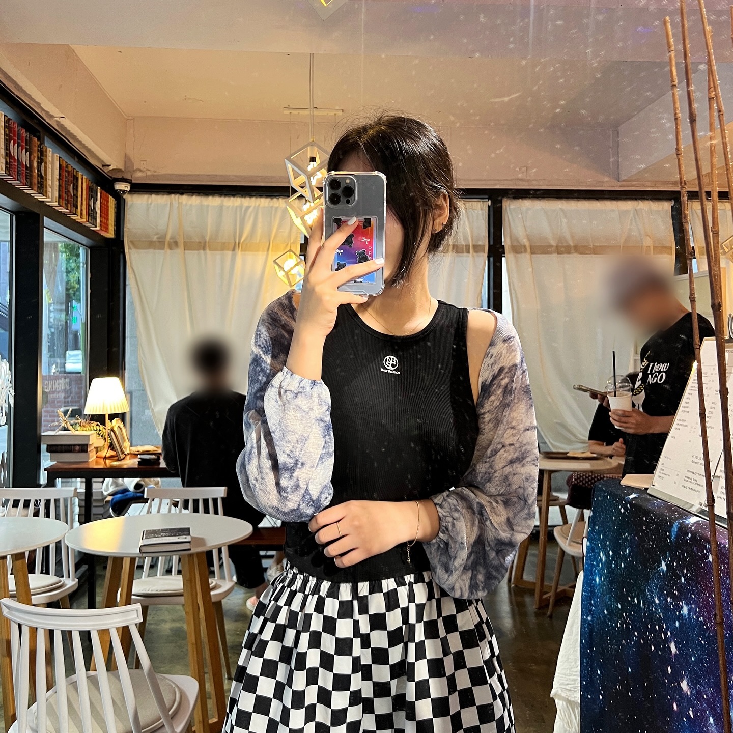 #협찬 직딩으로 돌아가기 전 마지막 주말 기록✨❤️‍🔥
예쁜 카페에서 메이플시나몬크로플 먹구🥐 책 좀 봤답니다😛

케이스는 카드 쏙 넣어다니면 넘 귀여운 168cm 블랙베어 케이스➰🐻
168cm.kr 
지갑 안 들고 다닐 때 넘 편하고 죠아요 그리고 무엇보다 커여운😤🫶🏻